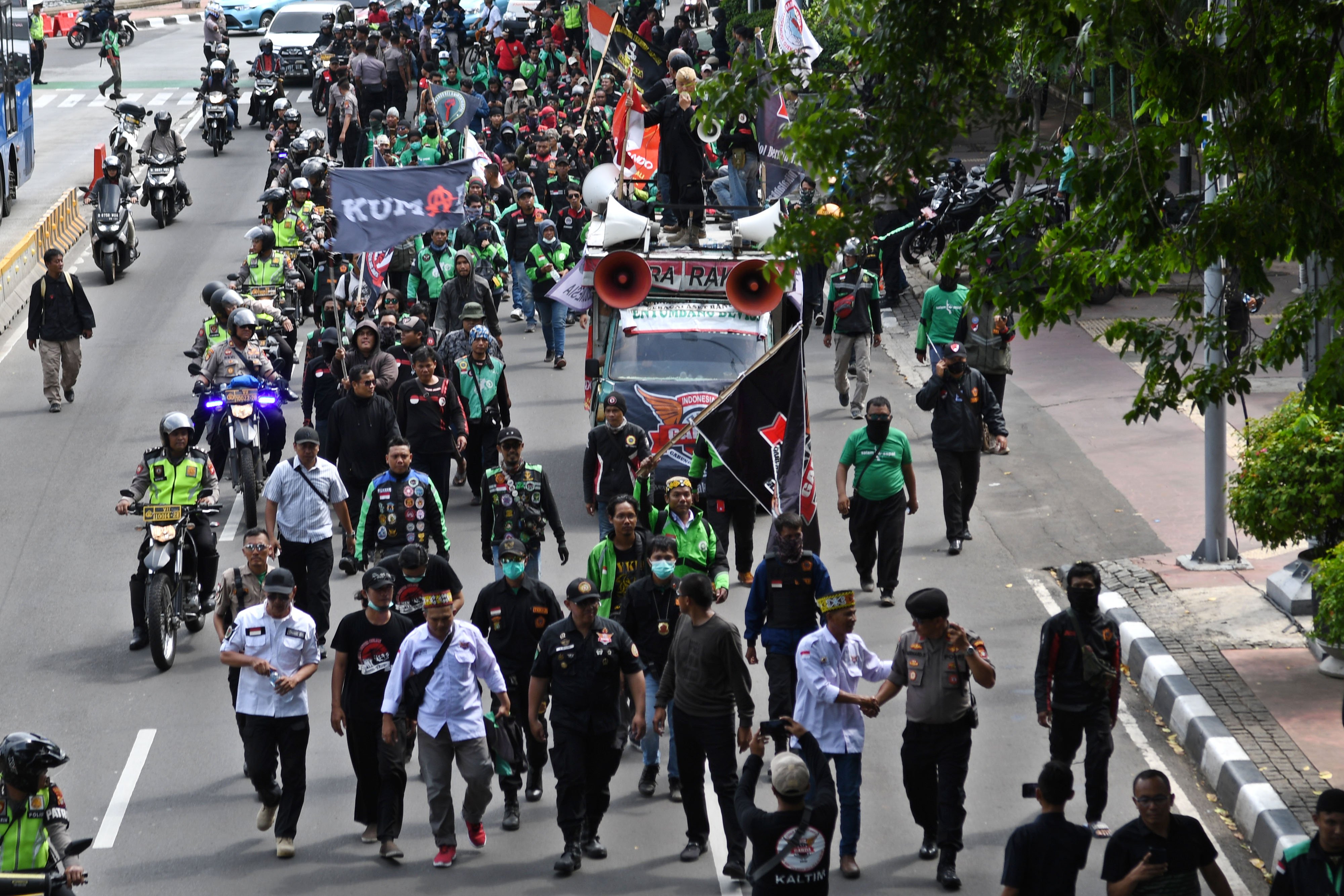 Sejumlah pengemudi angkutan ojek berbasis daring (ojek online) berunjuk rasa meminta legalitas mengenai profesi mereka dan evaluasi tarif.