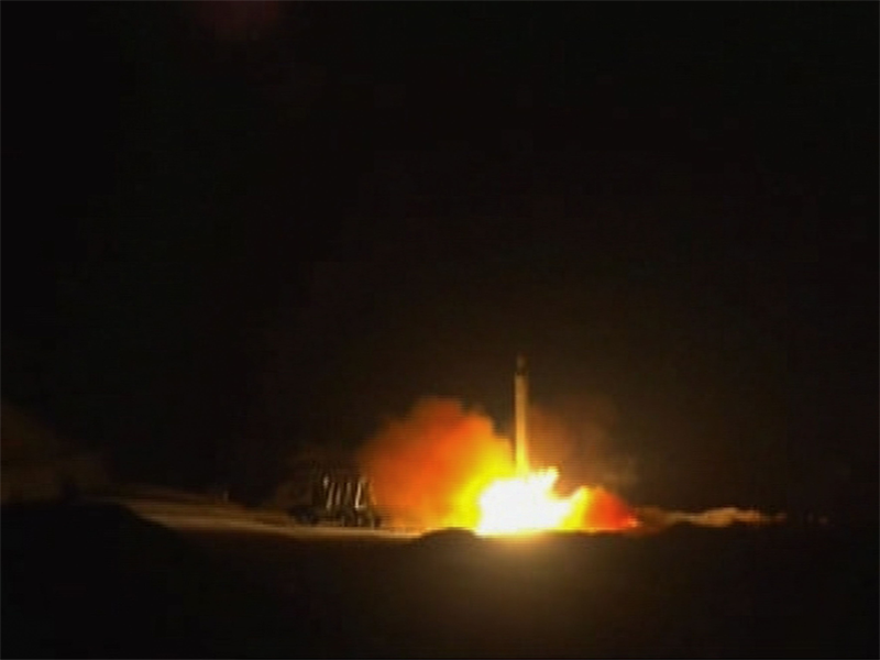 Pasukan Garda Revolusi Iran menembakkan roket ke arah pangkalan udara Amerika Serikat (AS) di Ain Al-Assad, Irak, Selasa (7/1/2020)