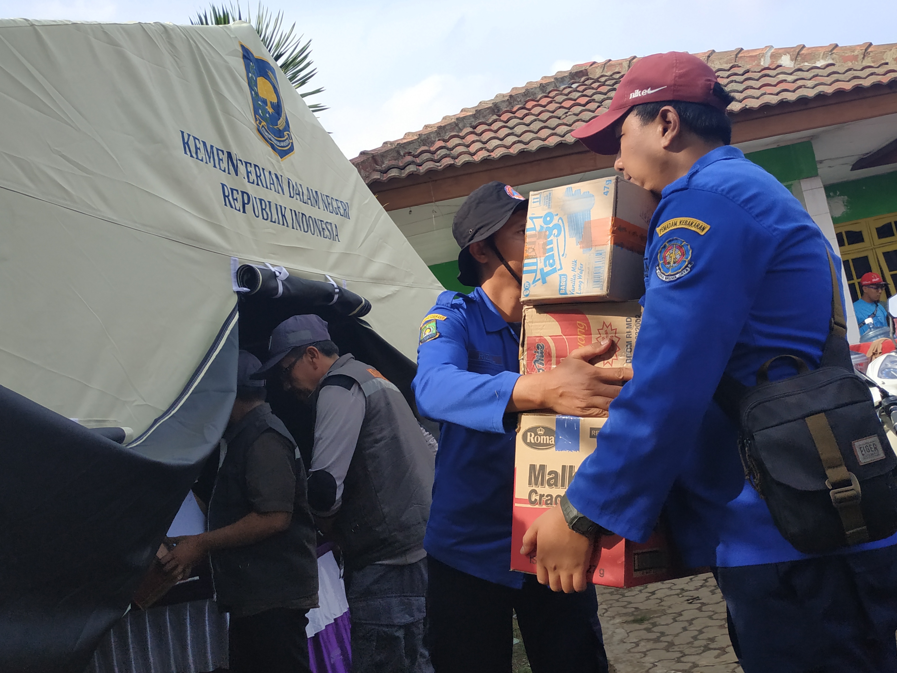 Kemendagri menyerahkan banatuan pada korban banjir