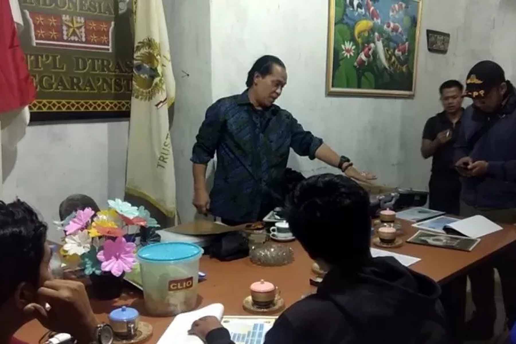 Pimpinan yang juga Ketua King of The Kings MH 101 NST Sukabumi Moch Harzato (batik biru). 