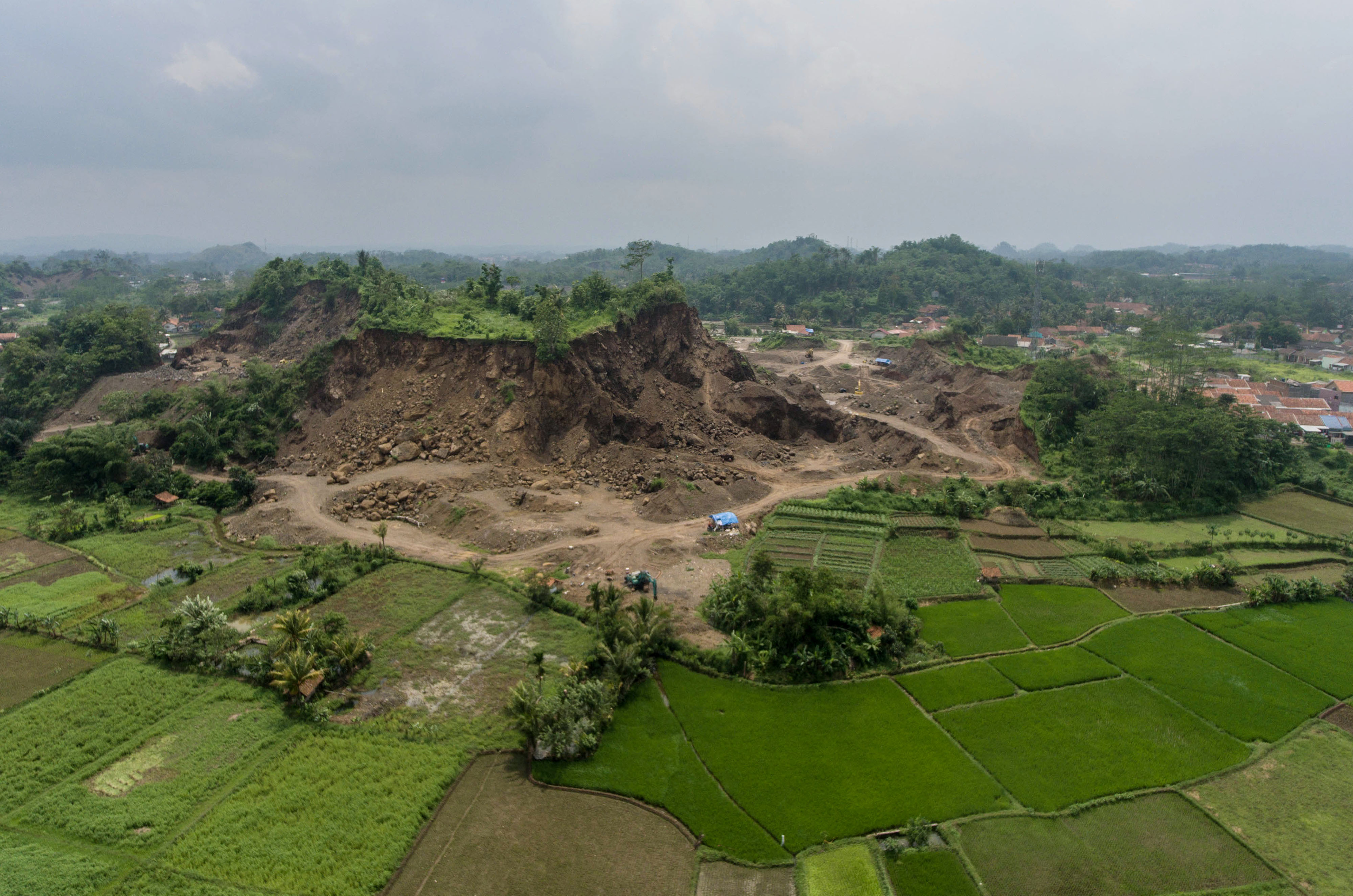 Foto udara aktivitas penambangan pasir di kawasan Mangin, Kota Tasikmalaya, Jawa Barat