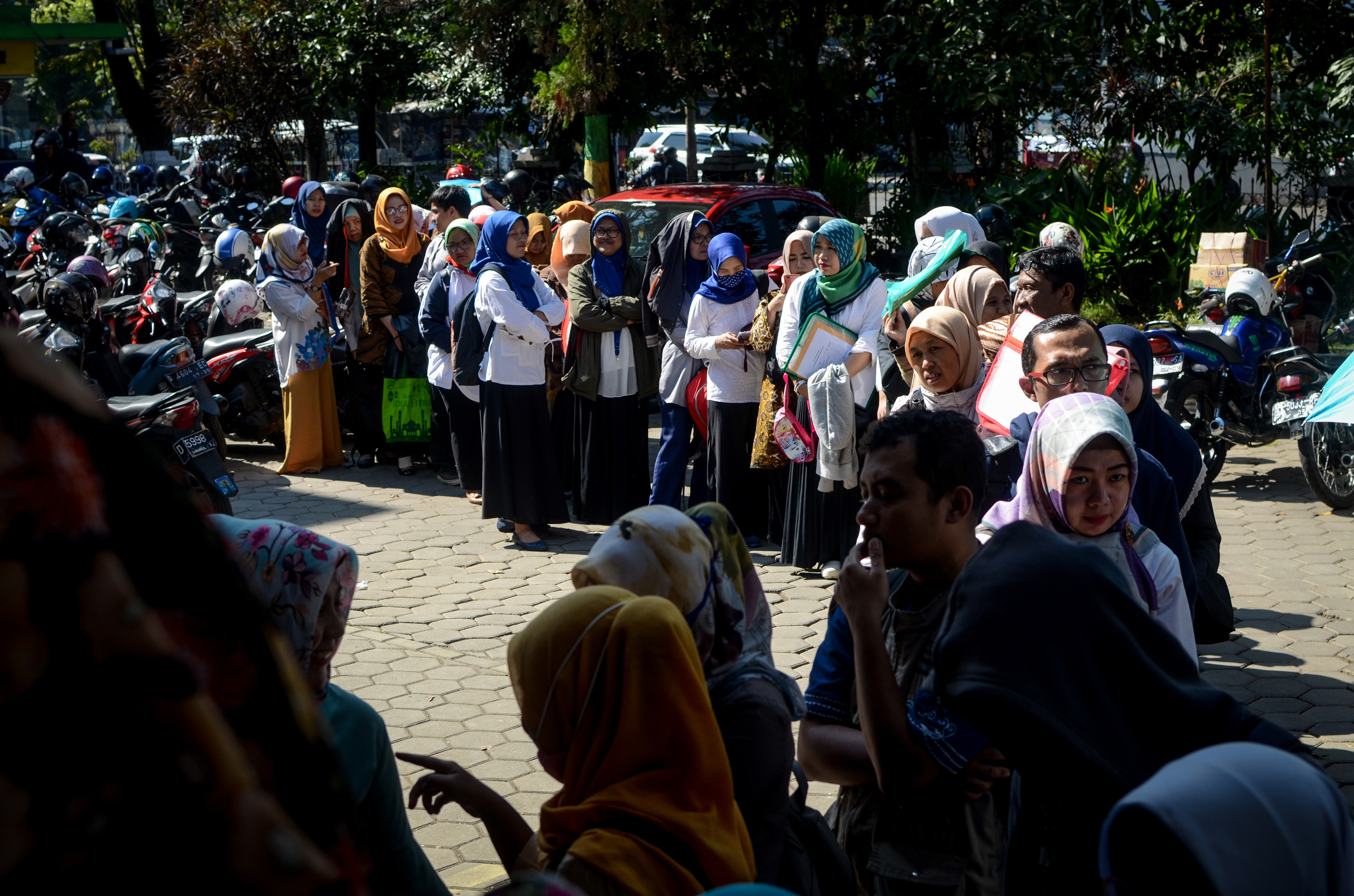  Ratusan guru honorer antre saat melakukan verifikasi di Dinas Pendidikan Kota Bandung, Jawa Barat.