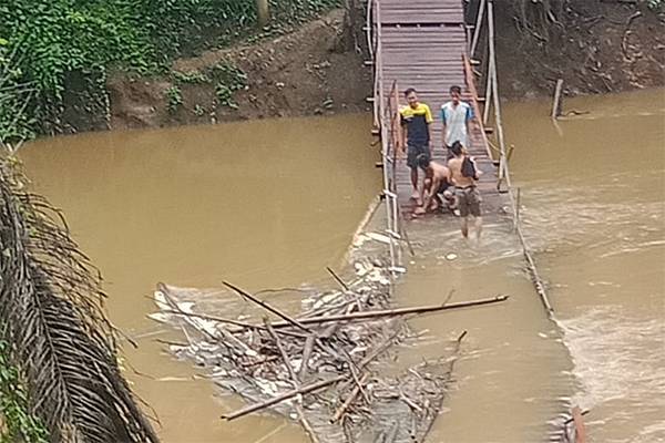 Jembatan gantung ambruk