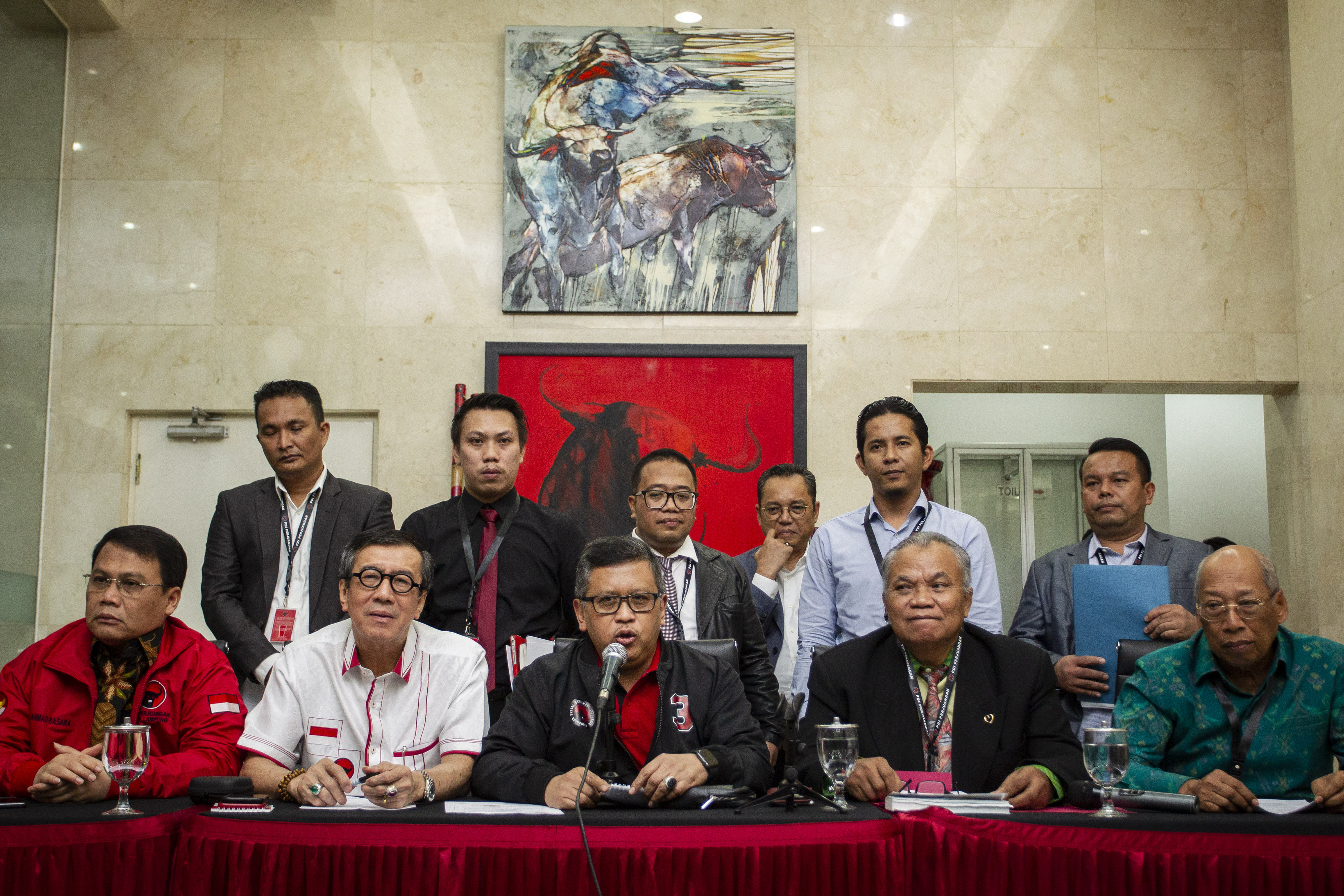 Tim Hukum PDIP kasus dugaan suap yang menyeret Komisioner KPU Wahyu Setiawan dan politikus PDIP Harun Masiku.