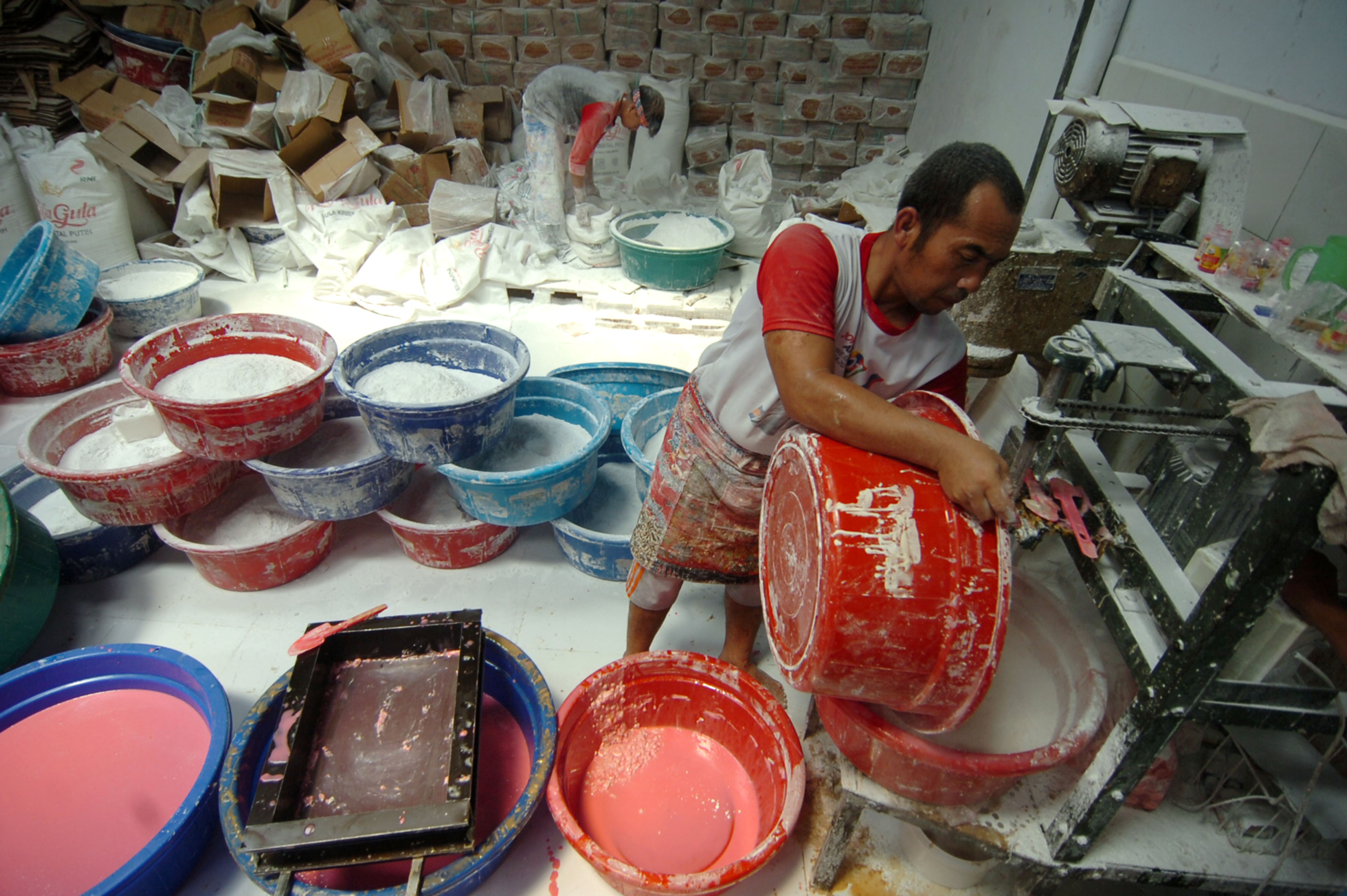 Pekerja menuangkan bahan baku pembuatan dodol atau kue keranjang di rumah industri, Tegal, Jawa Tengah, Senin (13/1).