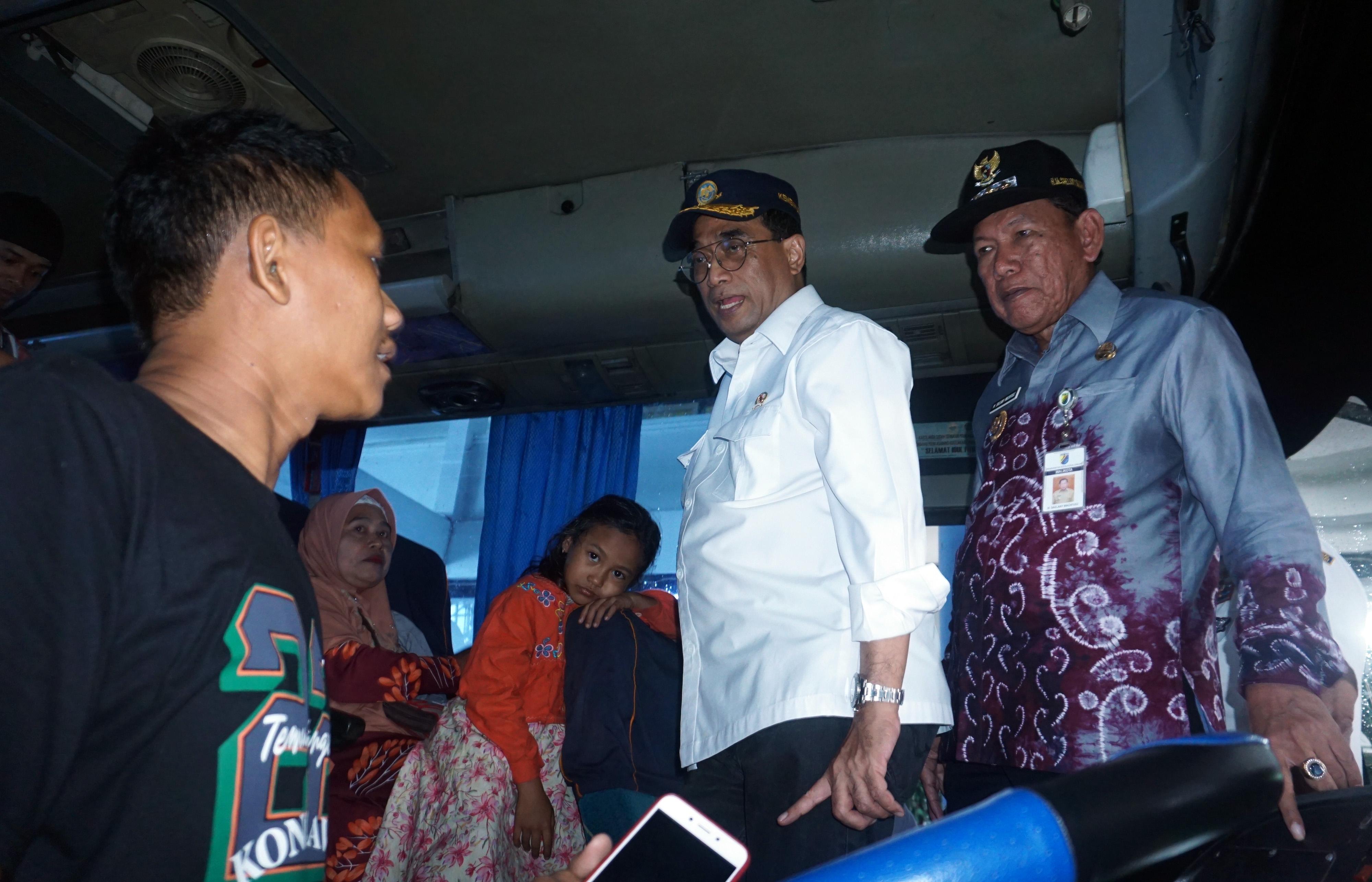 Menteri Perhubungan Budi Karya Sumadi (kedua kanan) meninjau arus balik Natal dan tahun baru