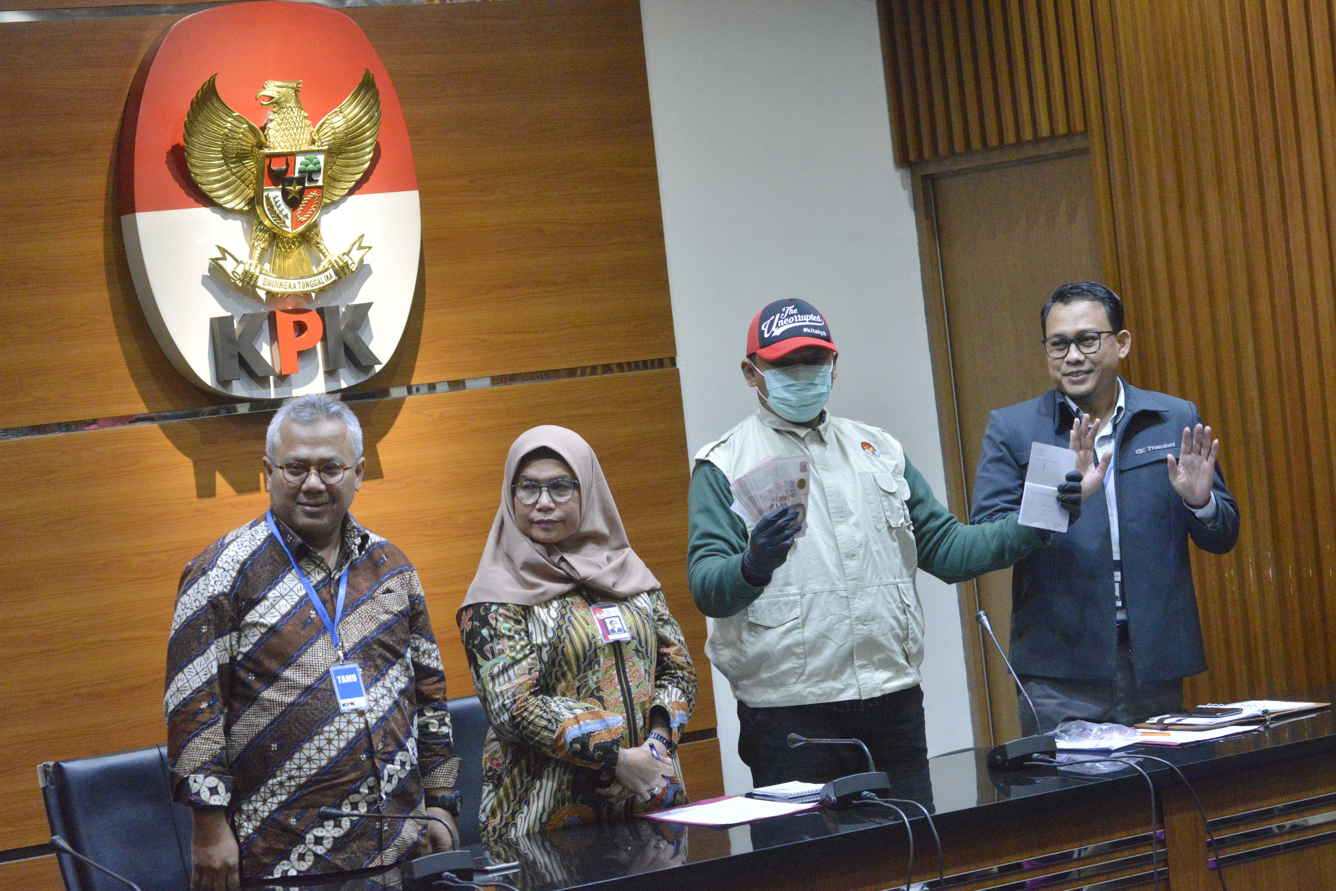 KPK saat mengumumkan tersangka OTT Komisioner KPU Wahyu Setaiwan, salah satu tersangka, Harun Masiku masih buron saat ini