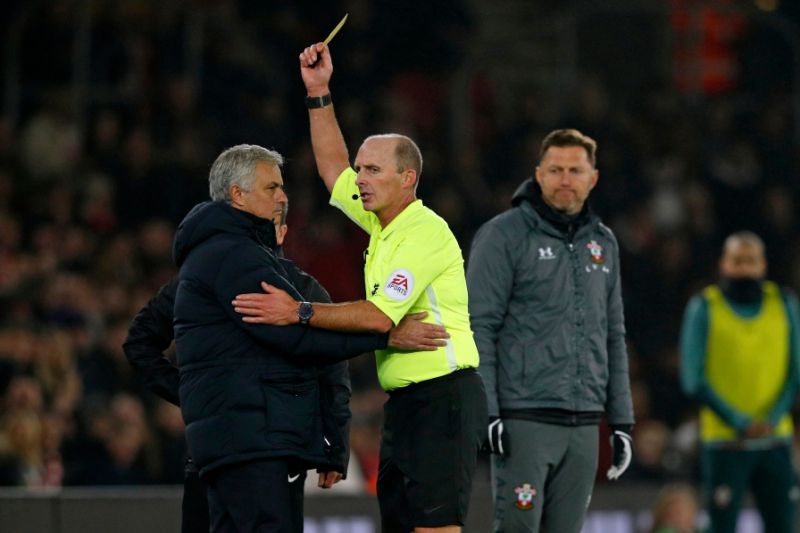 Pelatih Tottenham Hotspur Jose Mourinho diganjar kartu kuning oleh wasit dalam laga melawan Southampton