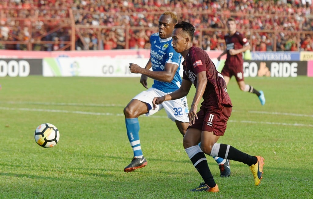 Victor Igbonefo (kiri)