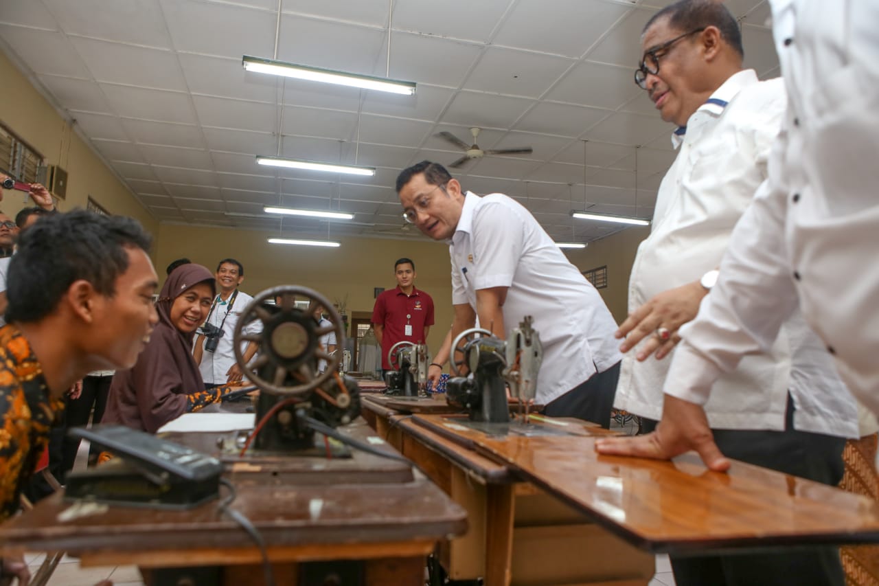 Mensos Juliari P Batubara mengunjungi BBRSPDF Prof Dr Soeharso di Surakarta, Jawa Tengah.