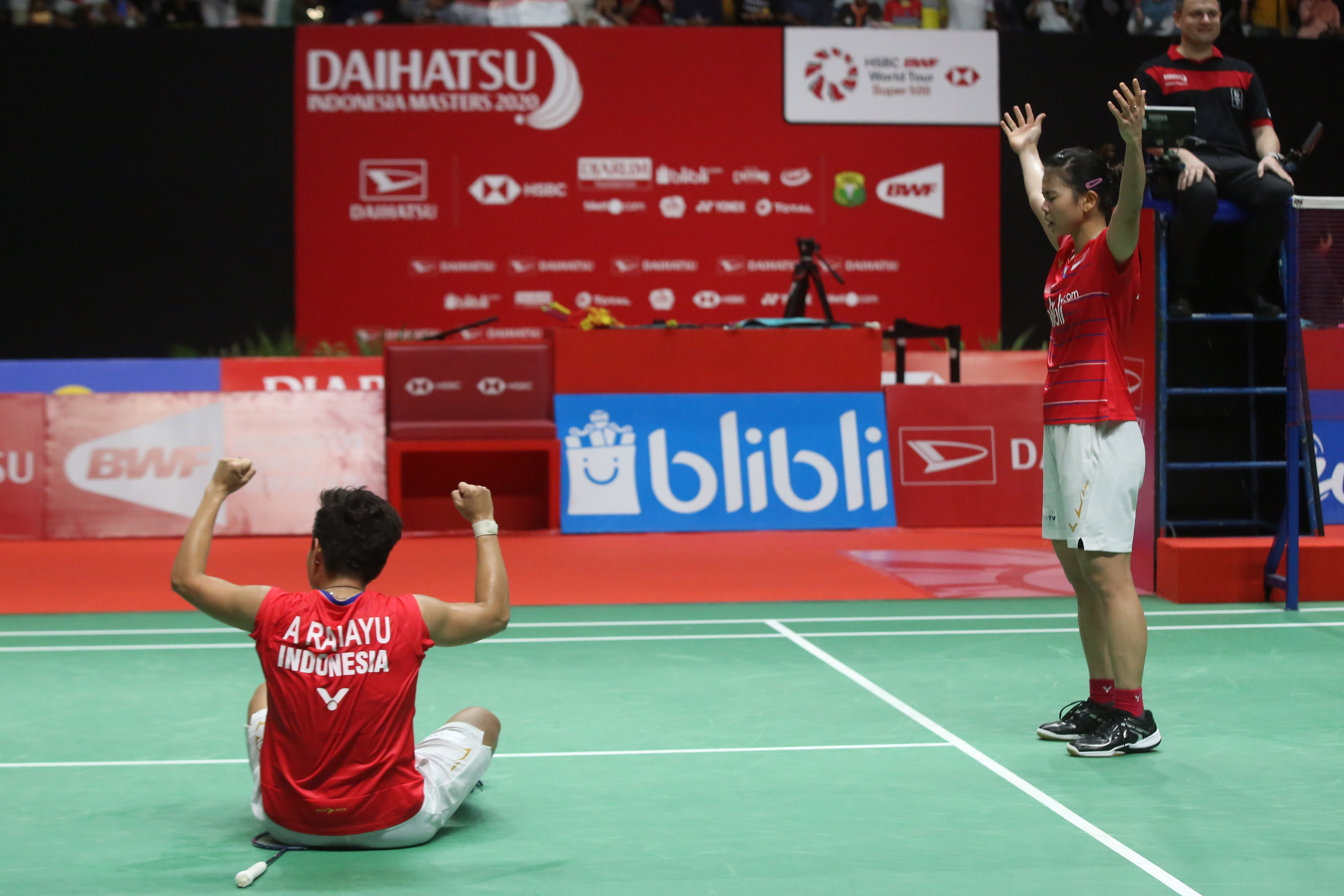 Greysia Polii/Apriyani Rahayu melakukan selebrasi usai menang di laga final Indonesia Master 2020