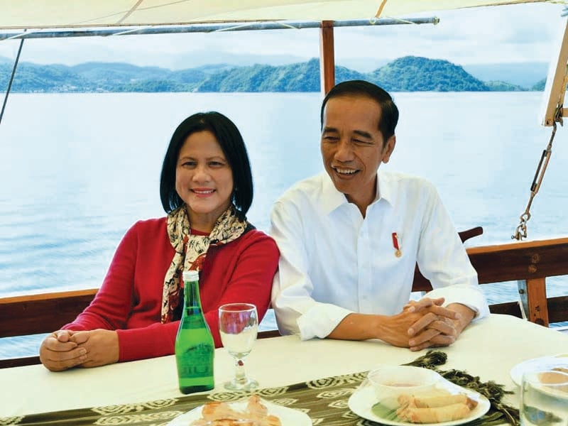 Presiden Joko Widodo berbincang dengan Ibu Negara Iriana di dalam kapal pinisi saat berlayar di perairan Labuan Bajo.
