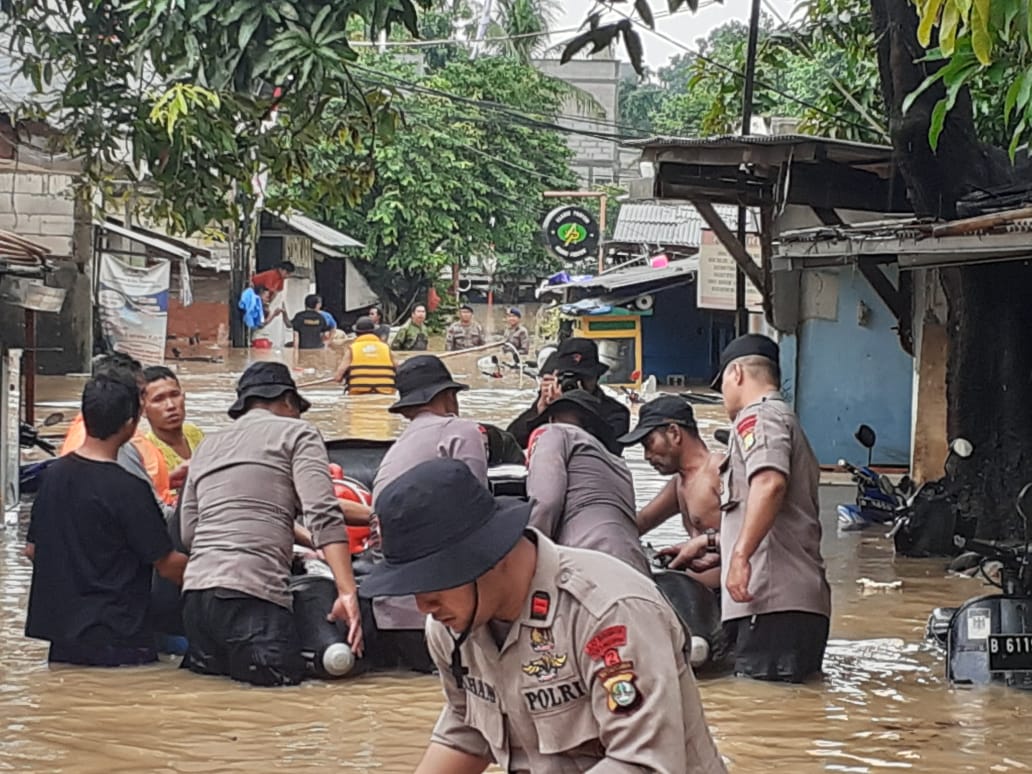 Evakuasi warga Cipinang Melayu, Kecamatan Makasar, Jakarta Timur