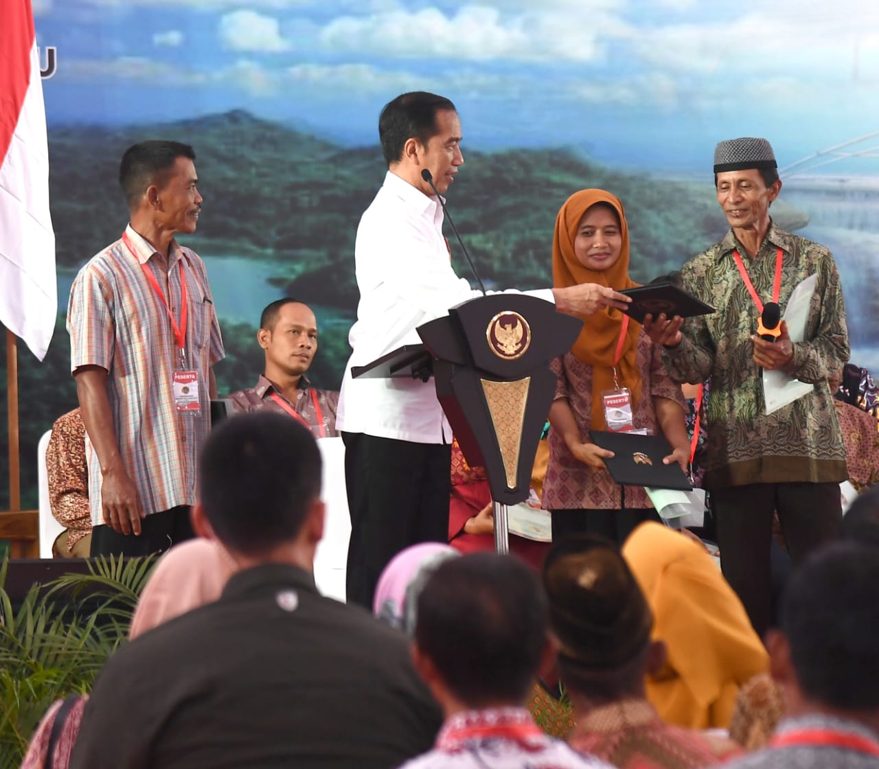 Presiden Jokowi menyerahkan sertifikat hak atas tanah kepada masyarakat di Yogyakarta, Jumat (31/1).