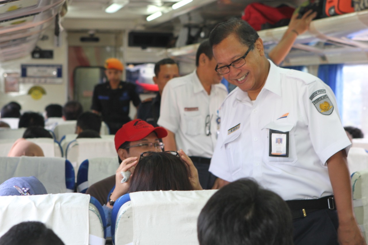 Direktur Utama PT KAI, Edi Sukmoro berdialog dengan penumpang kereta.