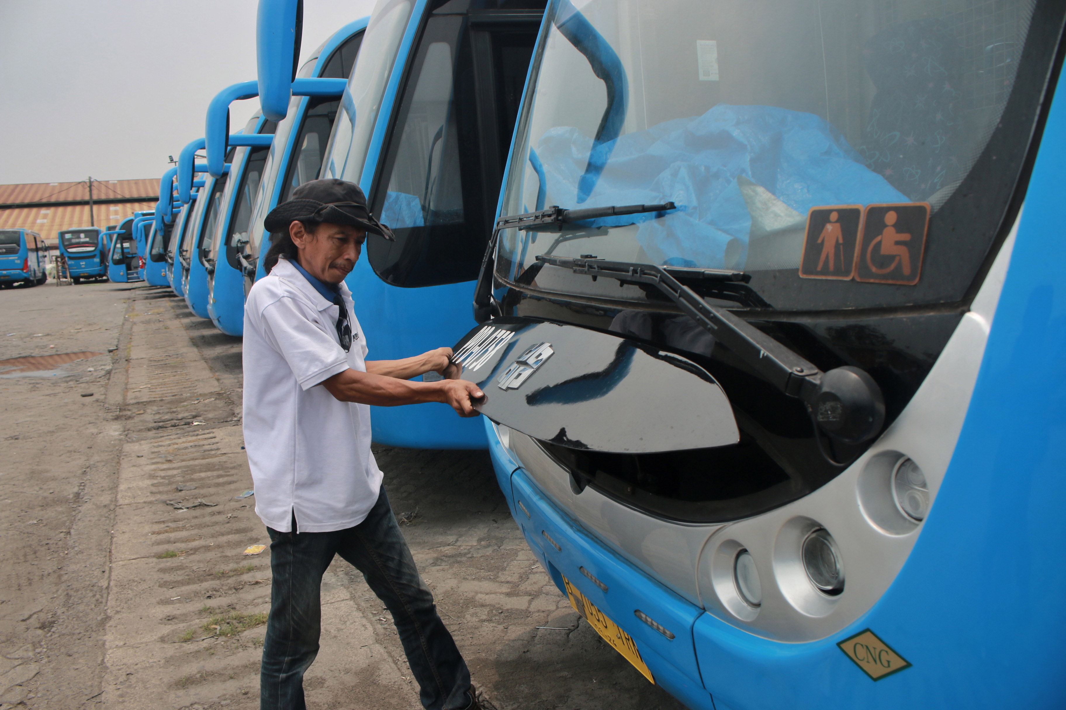  Petugas memeriksa bus Zhongtong di Pool PPD Depo F Klender. Transjakarta mengoperasikan 59 bus merek Zhongtong di koridor 1 Blok M-Kota. 