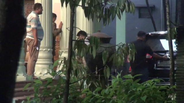 Sejumlah penyidik Komisi Pemberantasan Korupsi (KPK) seusai menggeledah rumah dinas Bupati Sidoarjo, Jawa Timur, Sabtu (11/1)