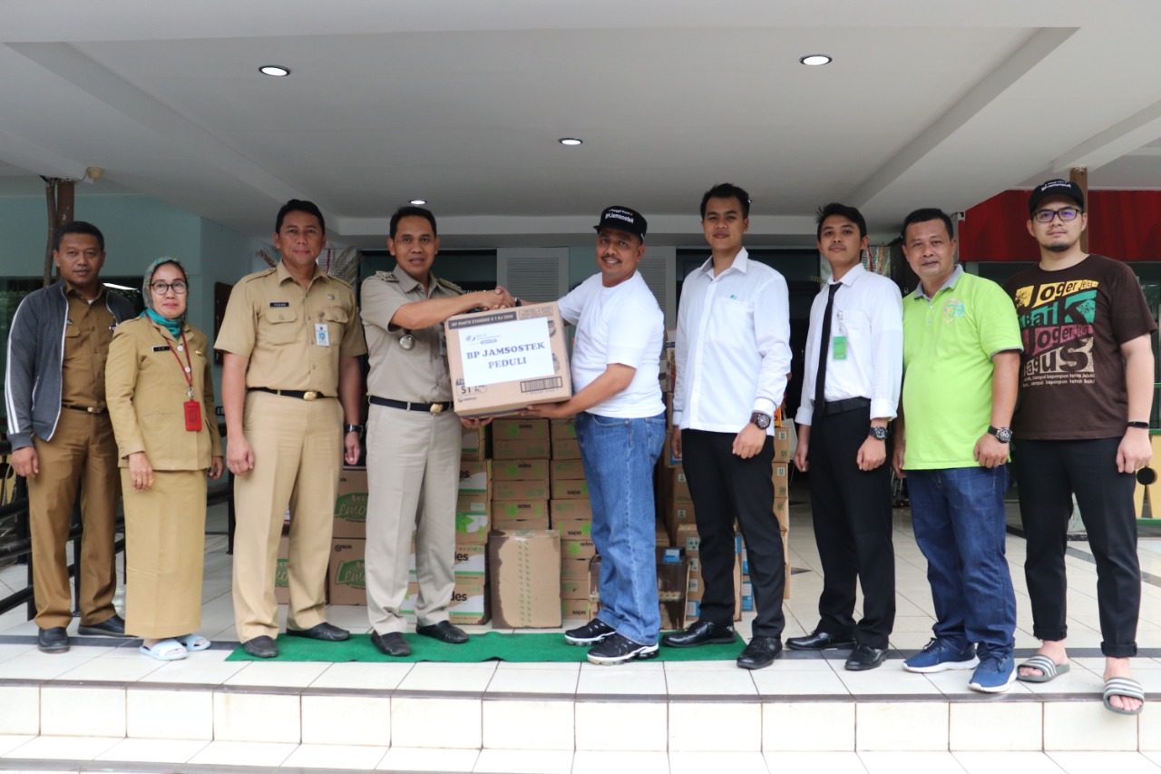 Asisten Deputi Wilayah Bidang Umum dan SDM BP Jamsostek, Farhan, serahkan bantuan korban banjir kepada Camat Tebet Dylan Airlangga.