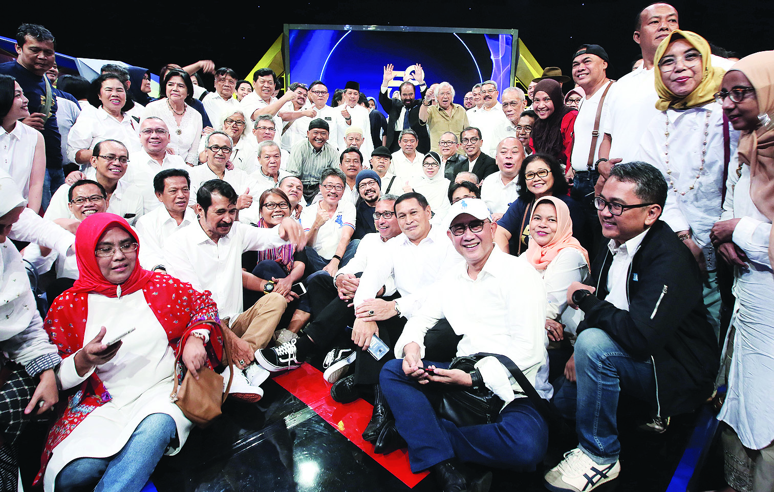 Chairman Media Group Surya Paloh berfoto bersama dengan para karyawan dan alumni Media Indonesia 