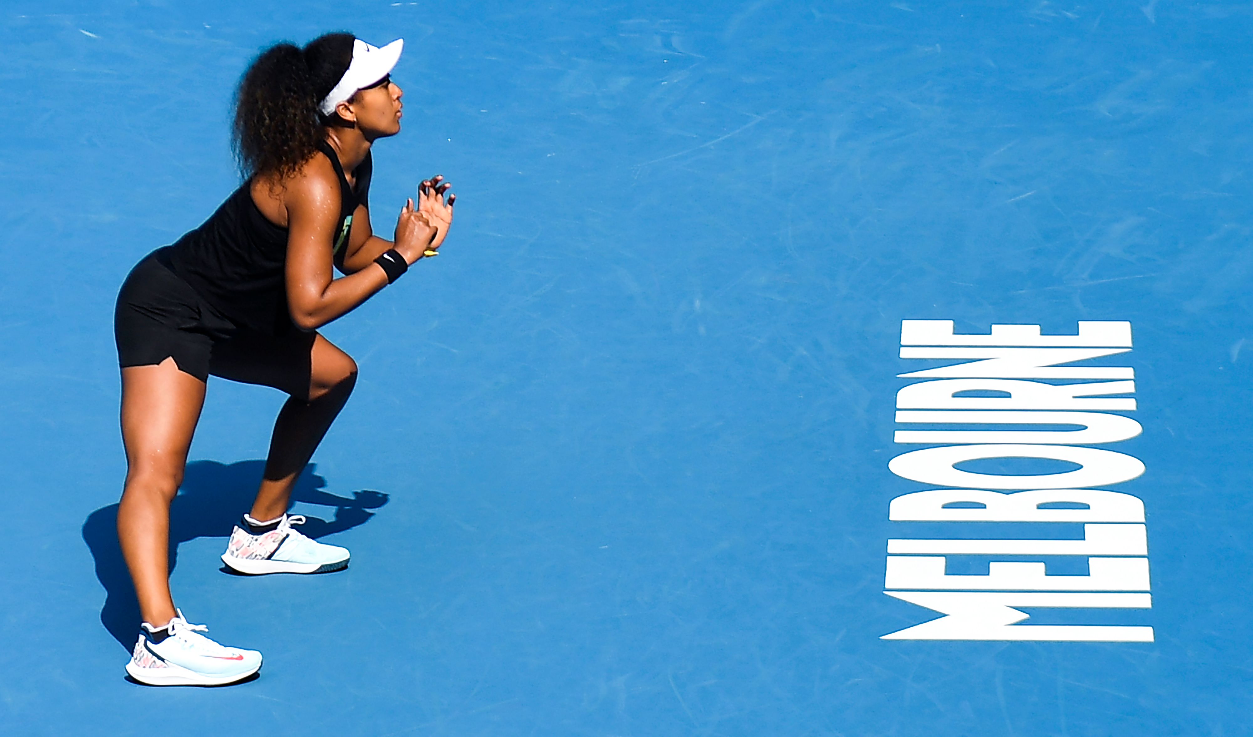 Juara bertahan Naomi Osaka melakukan pemanasan menjelang laga Australia Terbuka