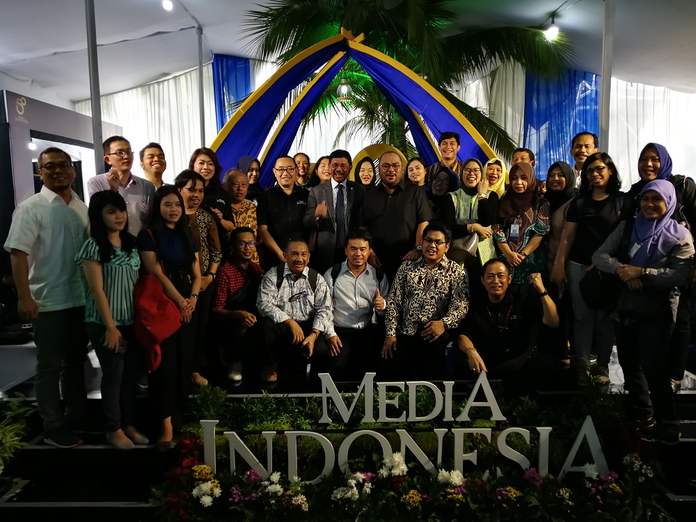Menkominfo Johnny Gerard Plate berfoto bersama petinggi Media Group dan peserta pelatihan menulis opini.