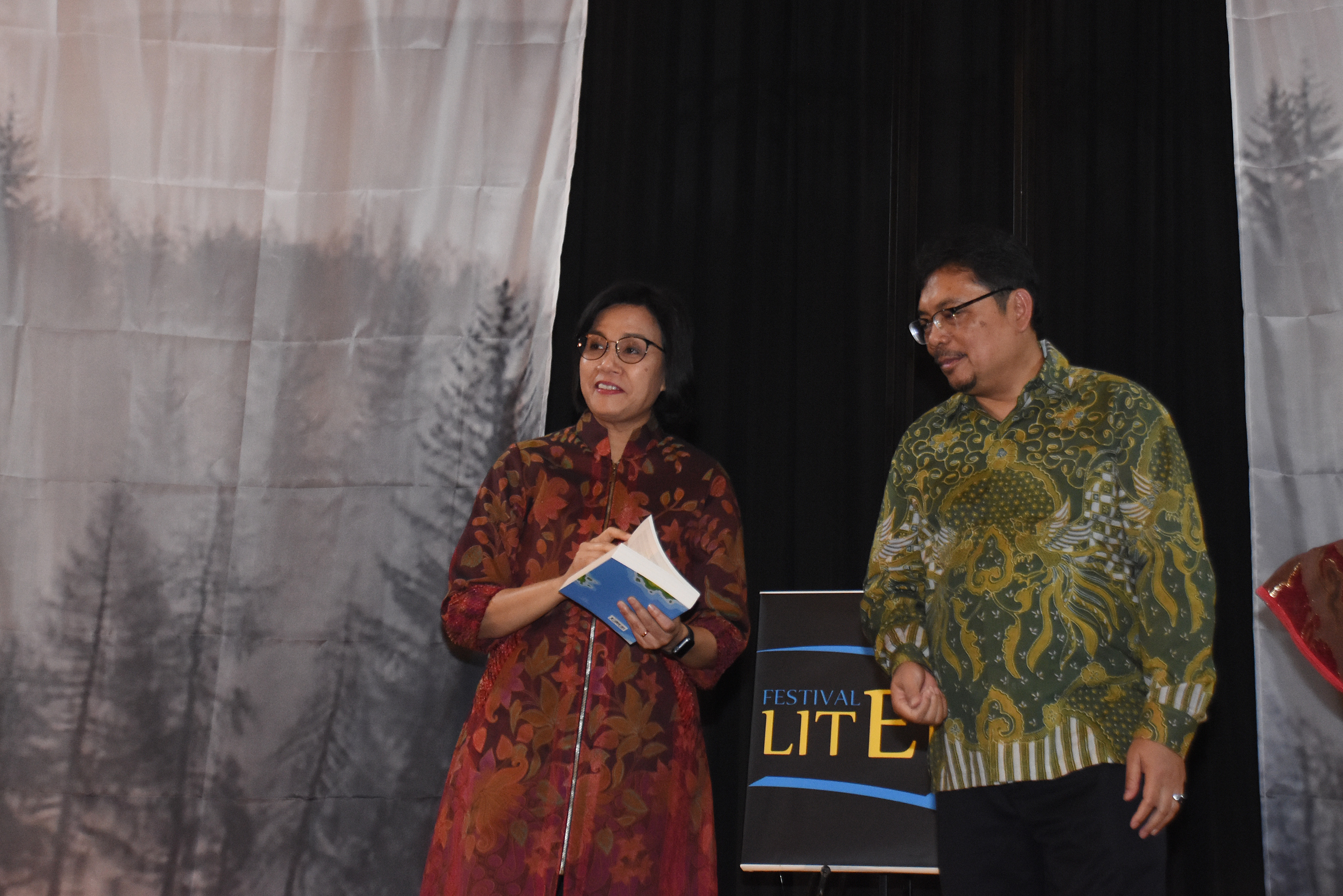 Menteri Keuangan Sri Mulyani Indrawati (kiri) bersama Sekjen Kemenkeu Hadiyanto