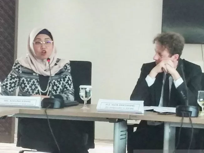  Direktur Eksekutif Pusat Koordinasi Bantuan Kemanusiaan Asosiasi Negara-Negara Asia Tenggara untuk (AHA Center) Adelina Kamal (kiri) 