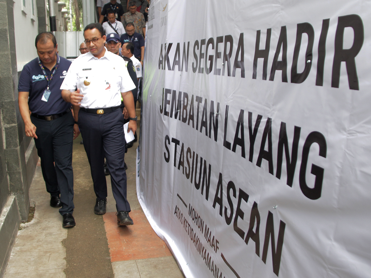 Gubernur DKI Jakarta Anies Baswedan didampingi Dirut PT Transjakarta Agung Wicaksono (kiri) 