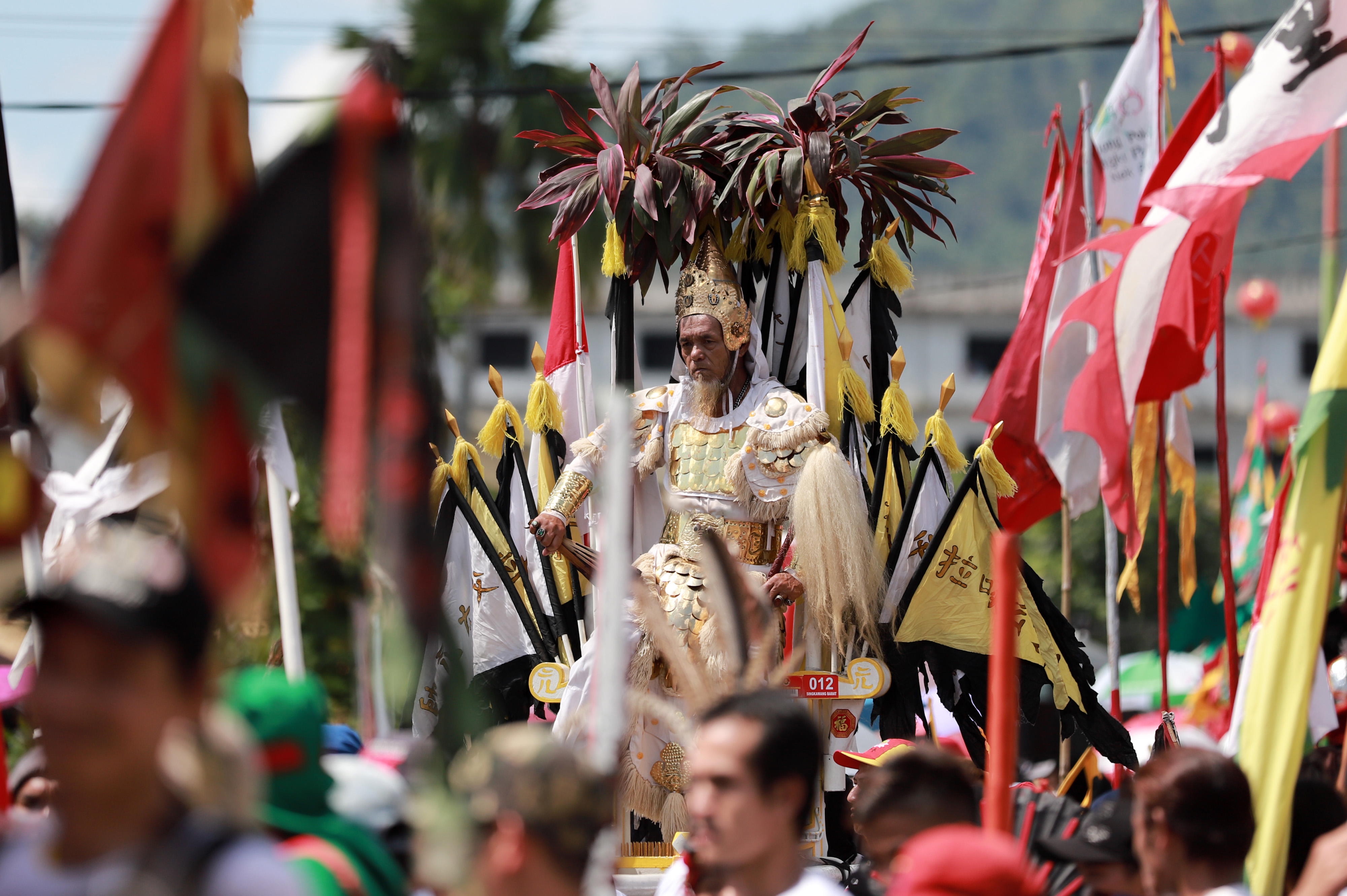  Seorang Tatung melakukan atraksi saat mengikuti Pawai Perayaan Cap Go Meh 2570/2019 di Singkawang, Kalbar.