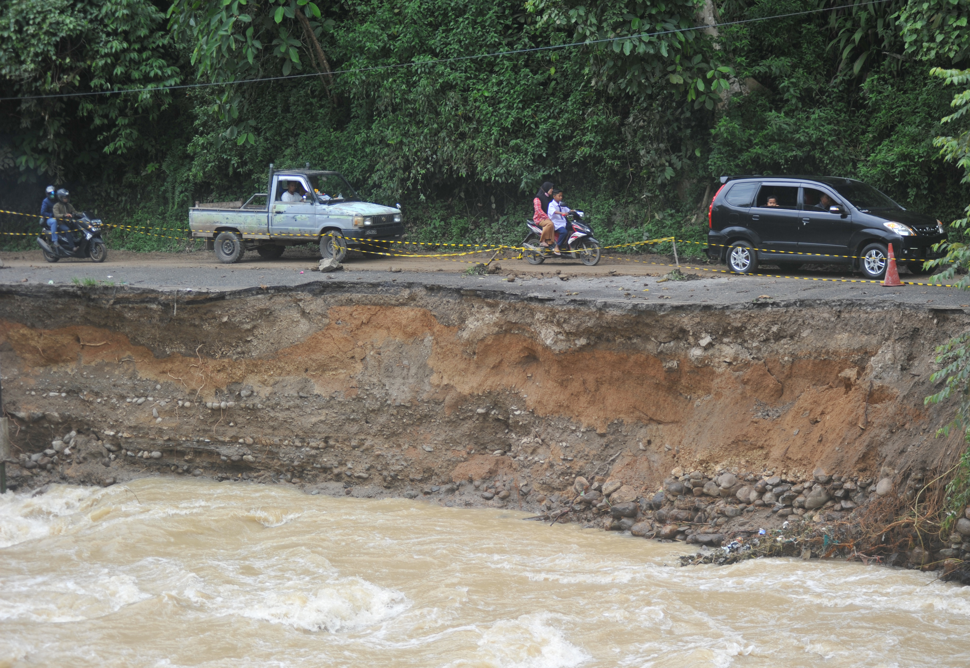 Sungai Batang Pangian meluap akibat hujan yang tiada reda semalaman menyebabkan sejumlah wilayah di Dharmasraya, Sumbar terendam banjir. 