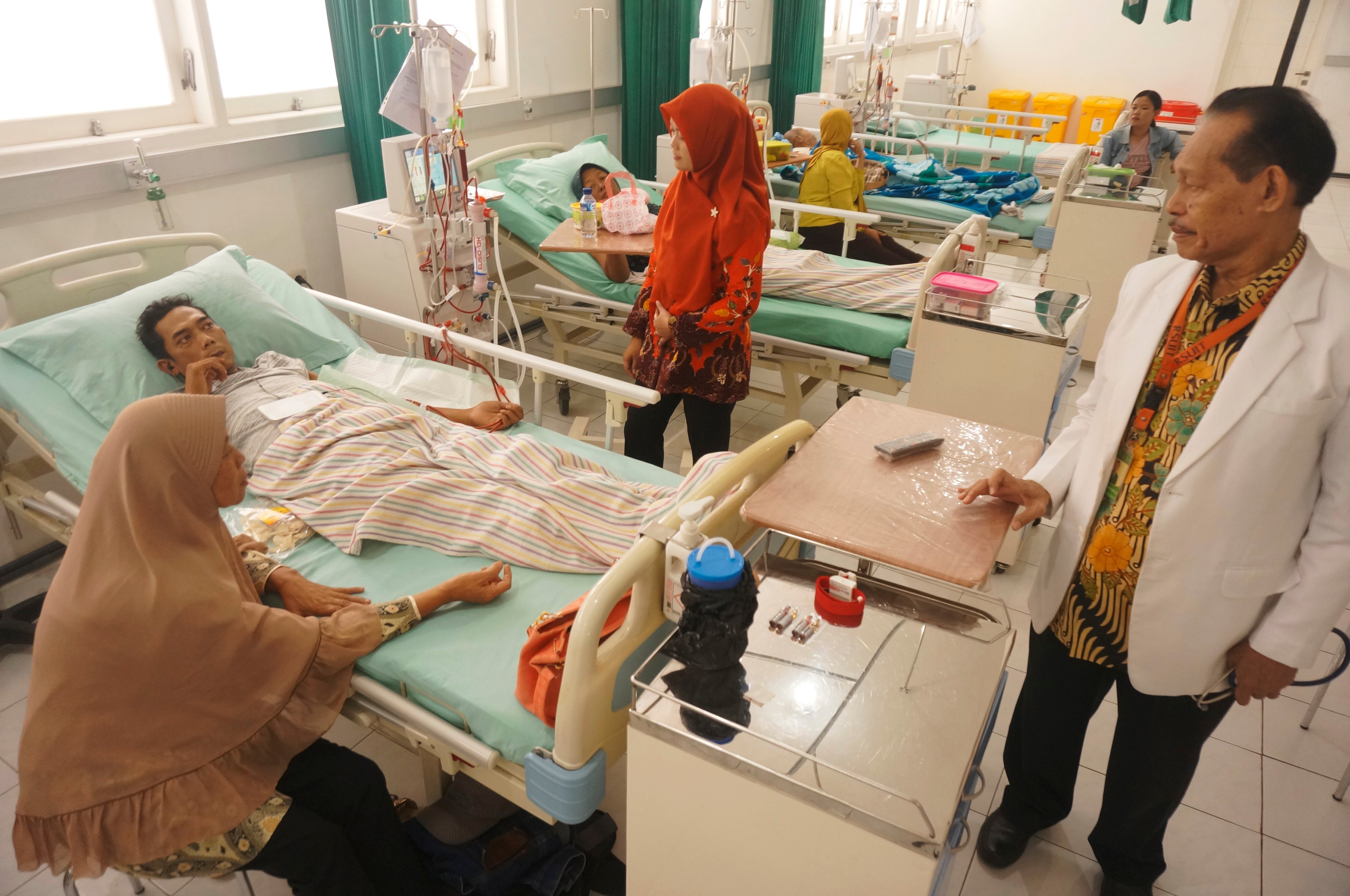 Petugas kesehatan melayani pasien pada fasilitas hemodialisa di RSI Orpeha, Tulungagung, Jawa Timur.