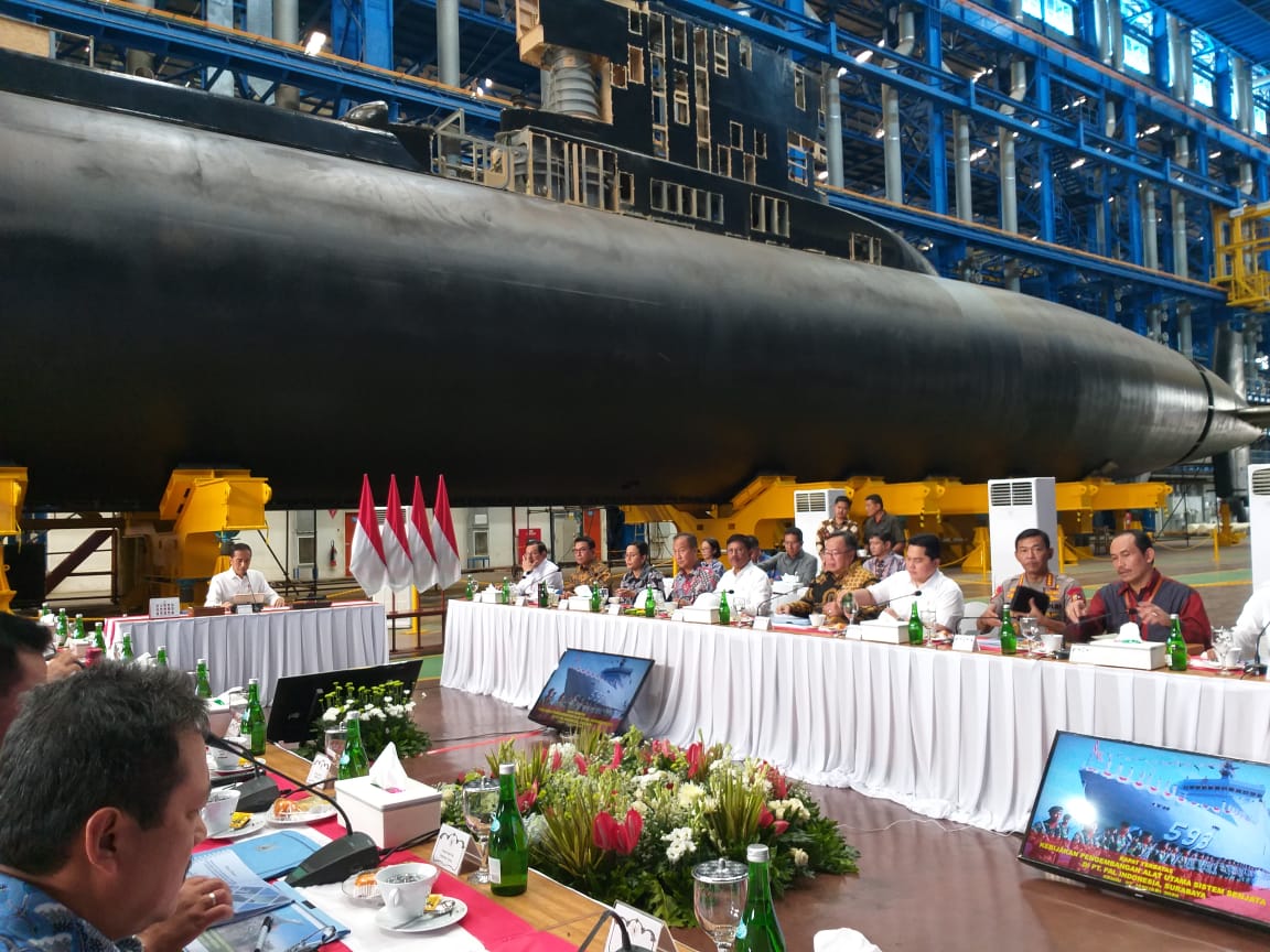 Presiden Joko Widodo membuka Rapat Terbatas tentang Pengembangan Industri Pertahanan di Hanggar PT PAL, Surabaya, Jawa Timur