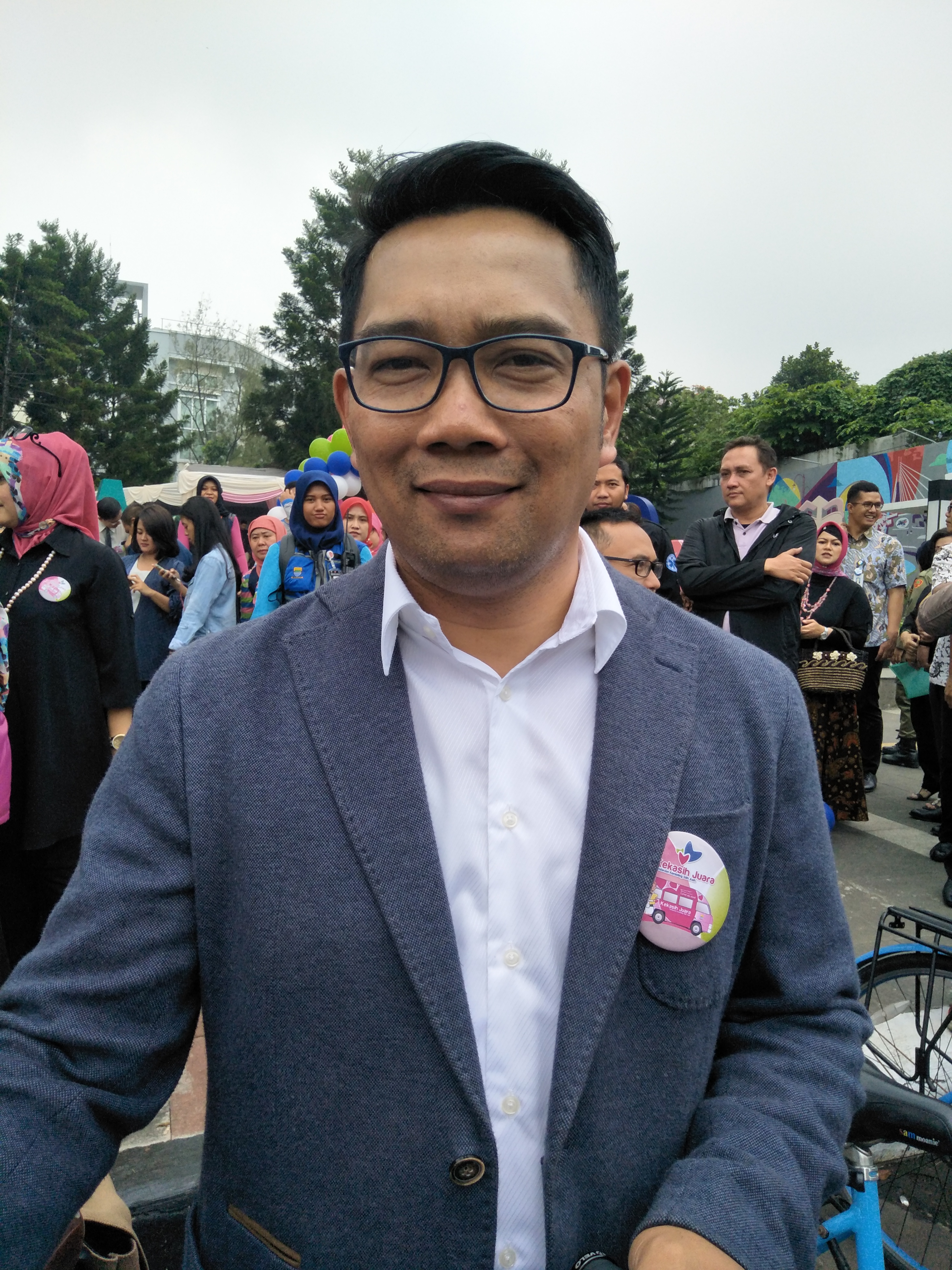 Gubernur Jawa Barat, Ridwan Kamil saat menyosialisasikan pelayanan kesehatan. 