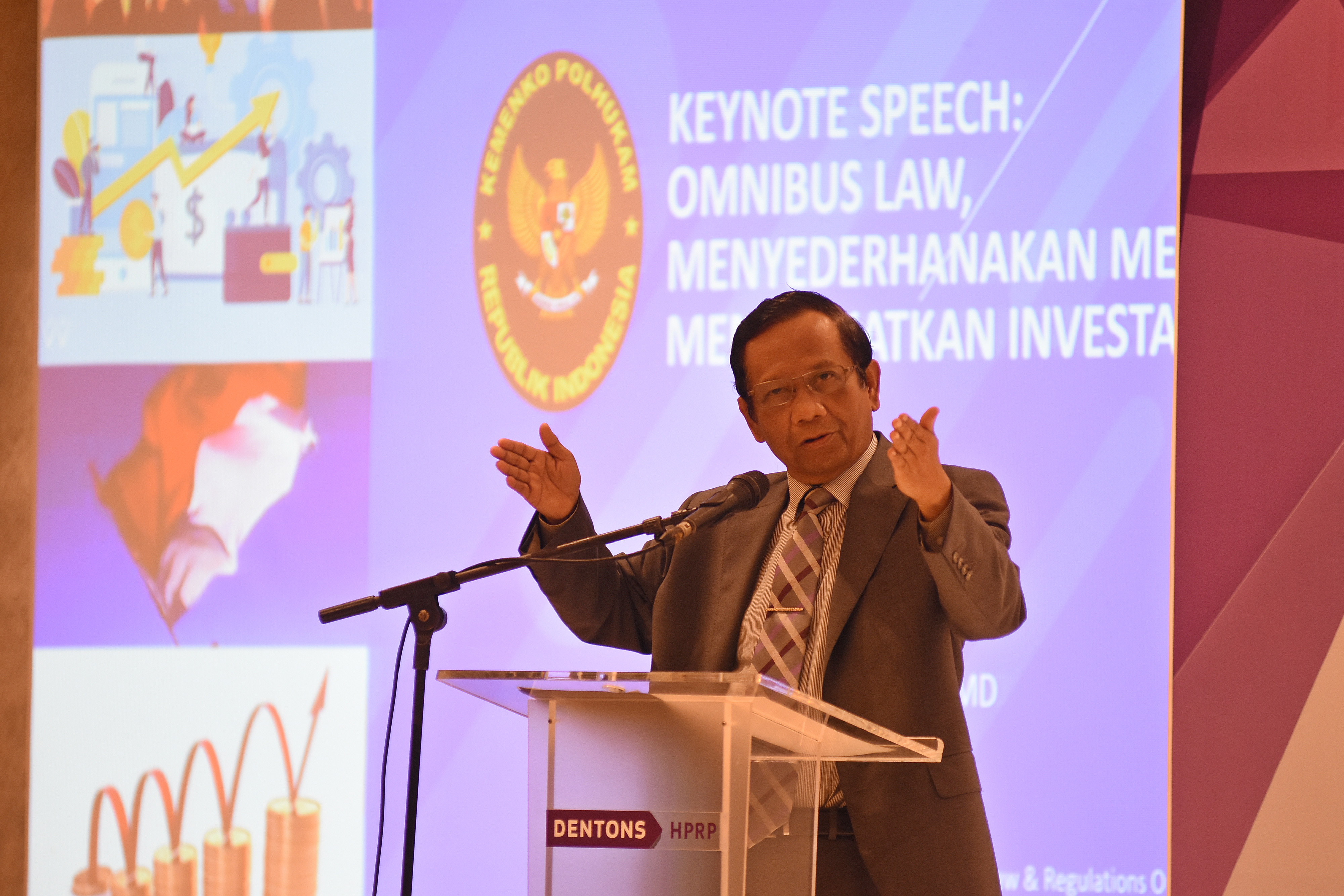 Menko Bidang Politik, Hukum, dan Keamanan Mahfud MD menyampaikan pidato pada acara diskusi panel Law and Regulations Outlook 2020