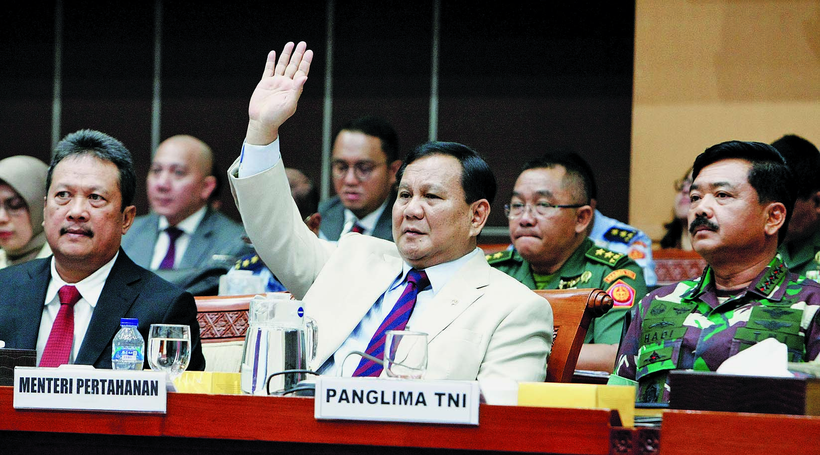 Menteri Pertahanan Prabowo Subianto (tengah) didampingi Wakil Menhan Sakti Wahyu Trenggono (kiri) dan Panglima TNI Hadi Tjahjanto.