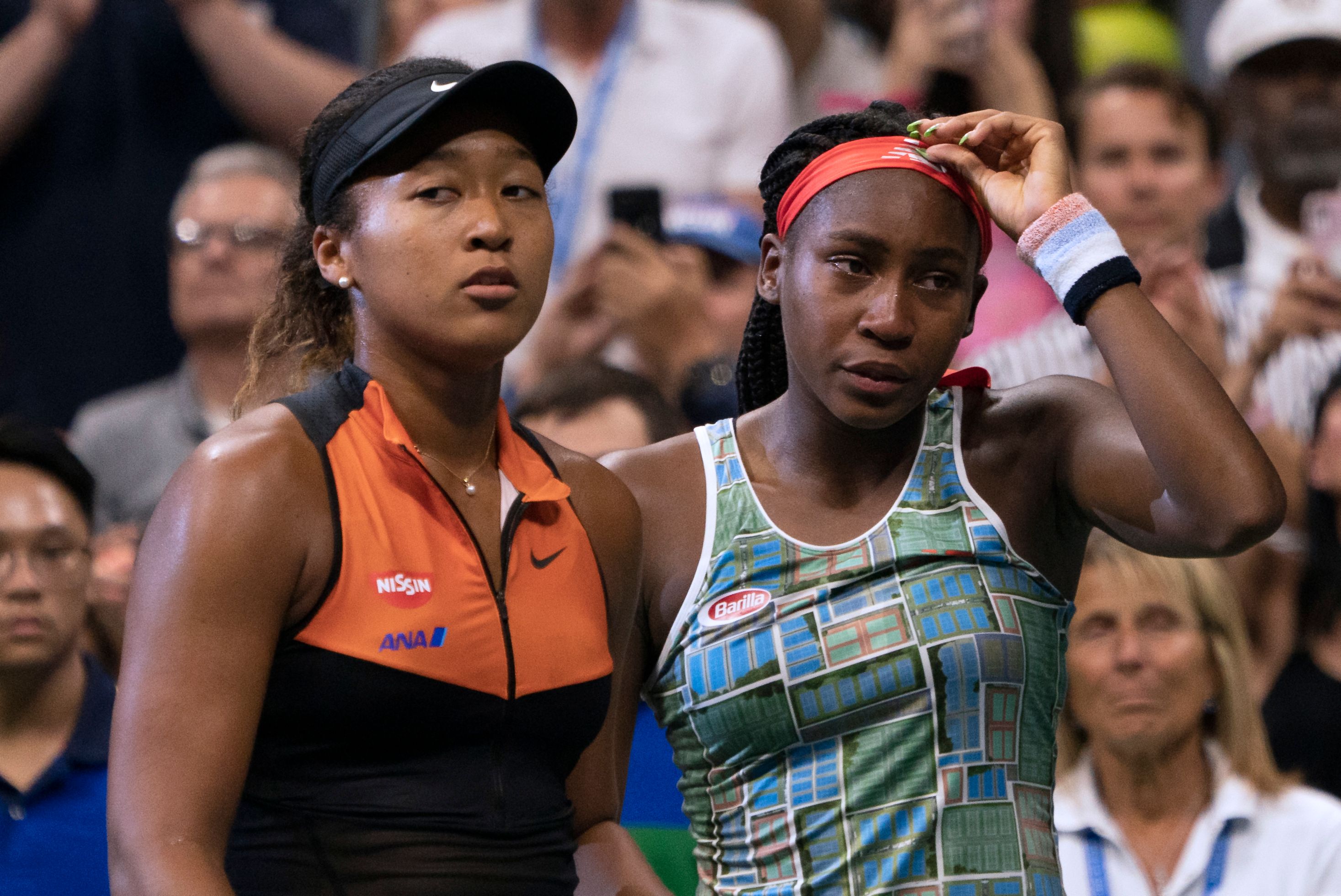 Petenis Jepang Naomi Osaka (kiri)  dan Coco Gauff dari AS saat bertemu di turnamen grand slam AS Terbuka 2019.