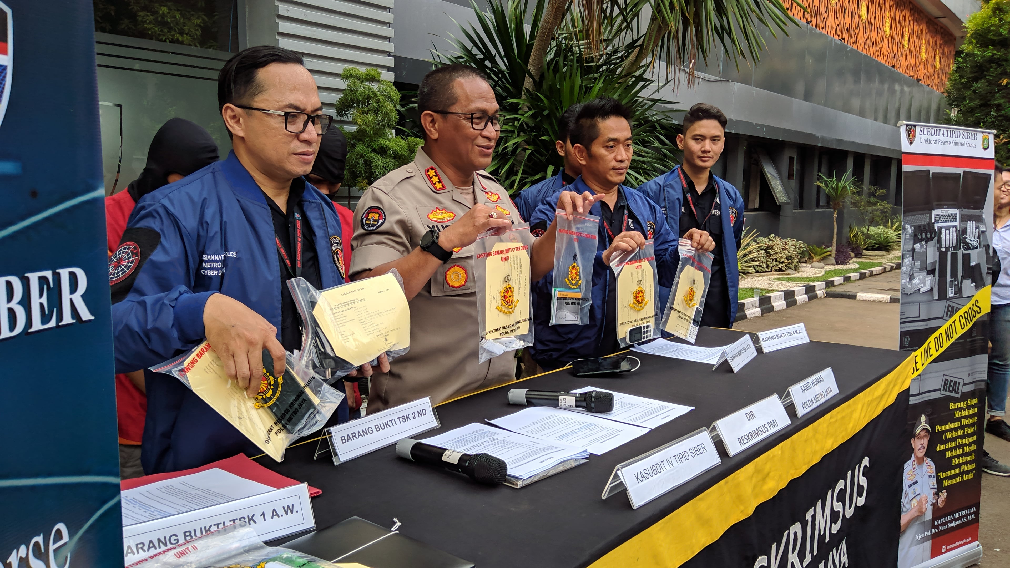 Kepala Bidang Humas Polda Metro Jaya, Kombes Yusri Yunus memimpin pengungkapan kasus pemalsuan website investasi milik PT Trimegah