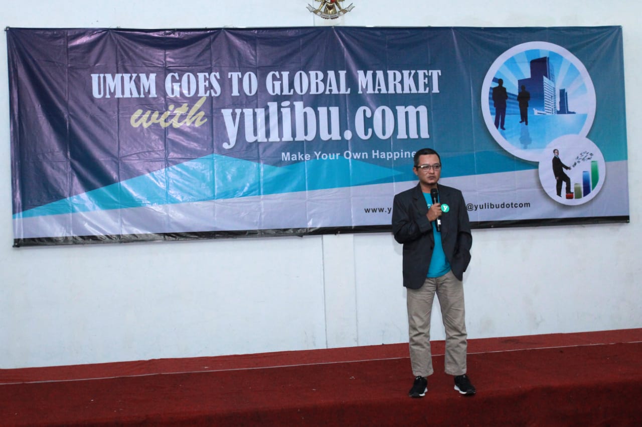 Harri Irawanto, owner Yulibu.com sedang beri pengarahan kepada para pelaku UMKM Dekranasda Jawa Barat.