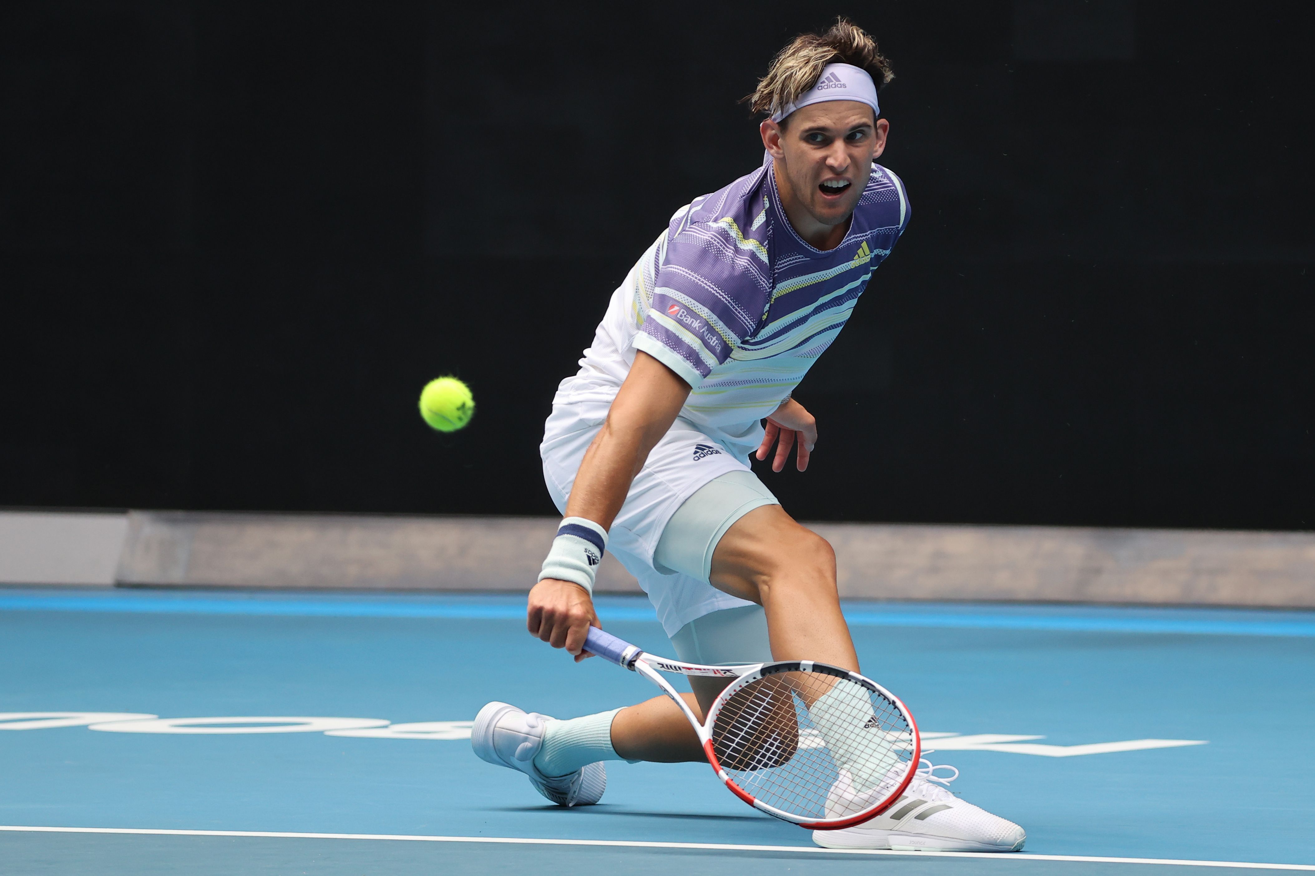  Petenis Austria, Dominic Thiem, berusaha mengembalikan bola ke arah lawannya, Alex Bolt dari Australia.  