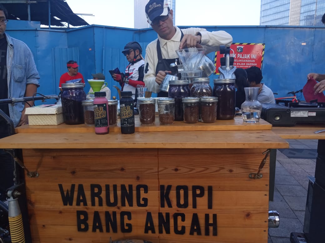 Cawagub DKI dari PKS Nurmansjah Lubis berjualan kopi di CFD