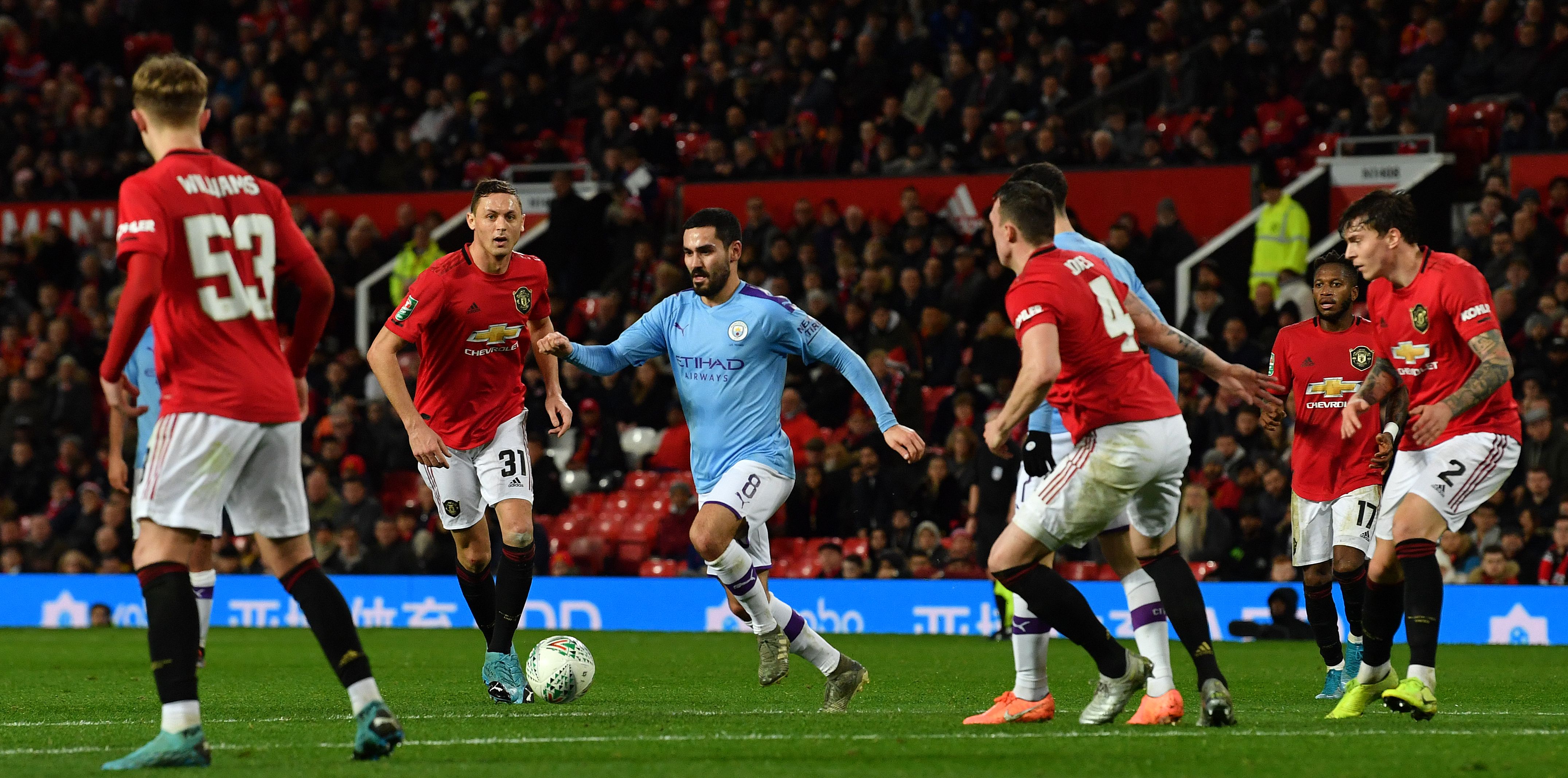 Gelandang Manchester City, Ilkay Gundogan (tengah), dikepung para pemain MU saat laga semifinal Piala Liga di Old Trafford, Manchester.