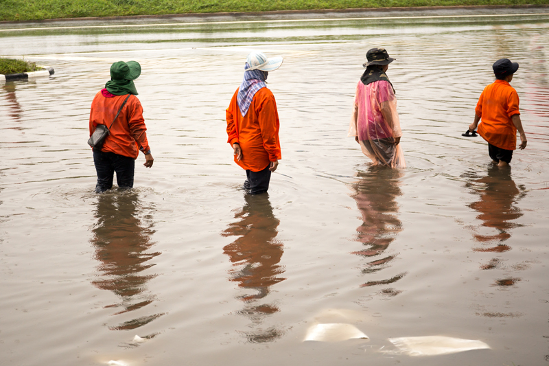 Sejumlah orang berjalan di banjir.