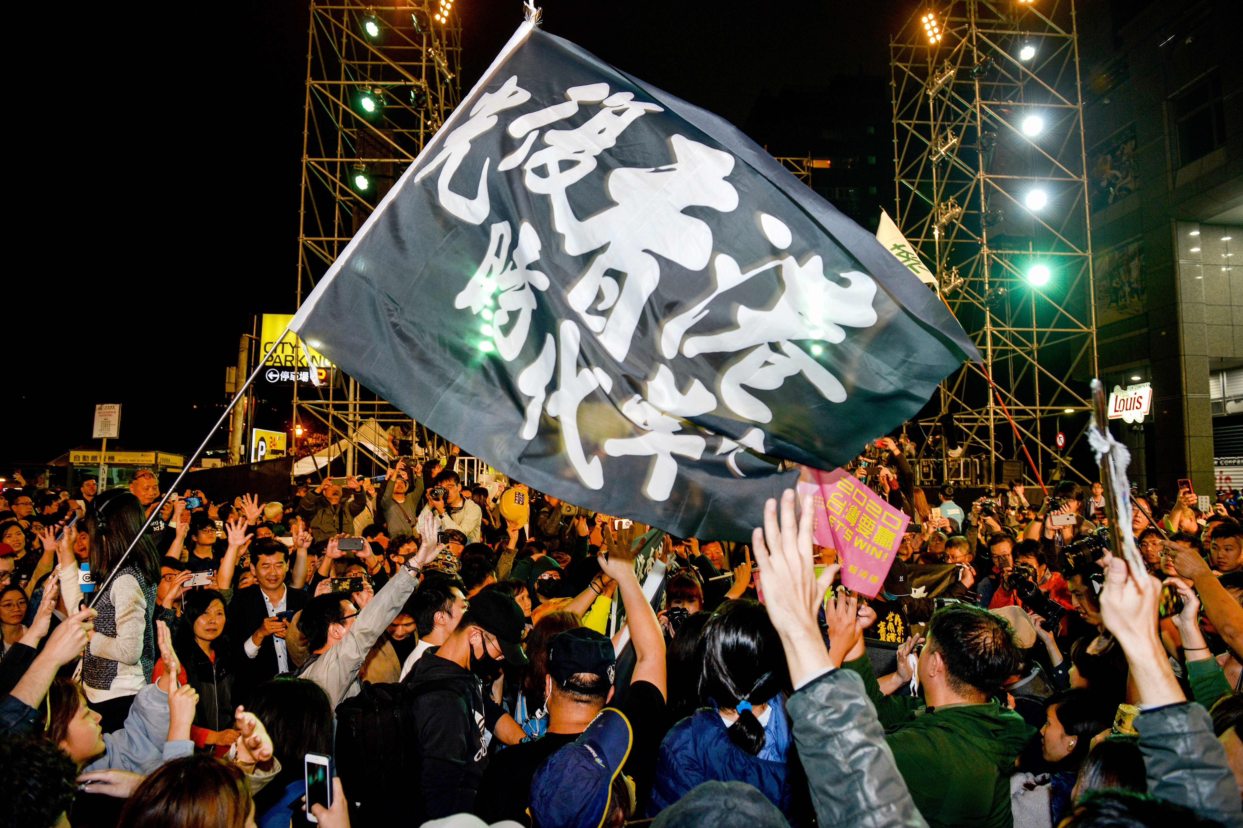 Masyarakat Taiwan merayakan kemenangan Tsai Ing-wen yang terpilih lagi sebagai Presiden Taiwan di Taipei, Sabtu (11/1).