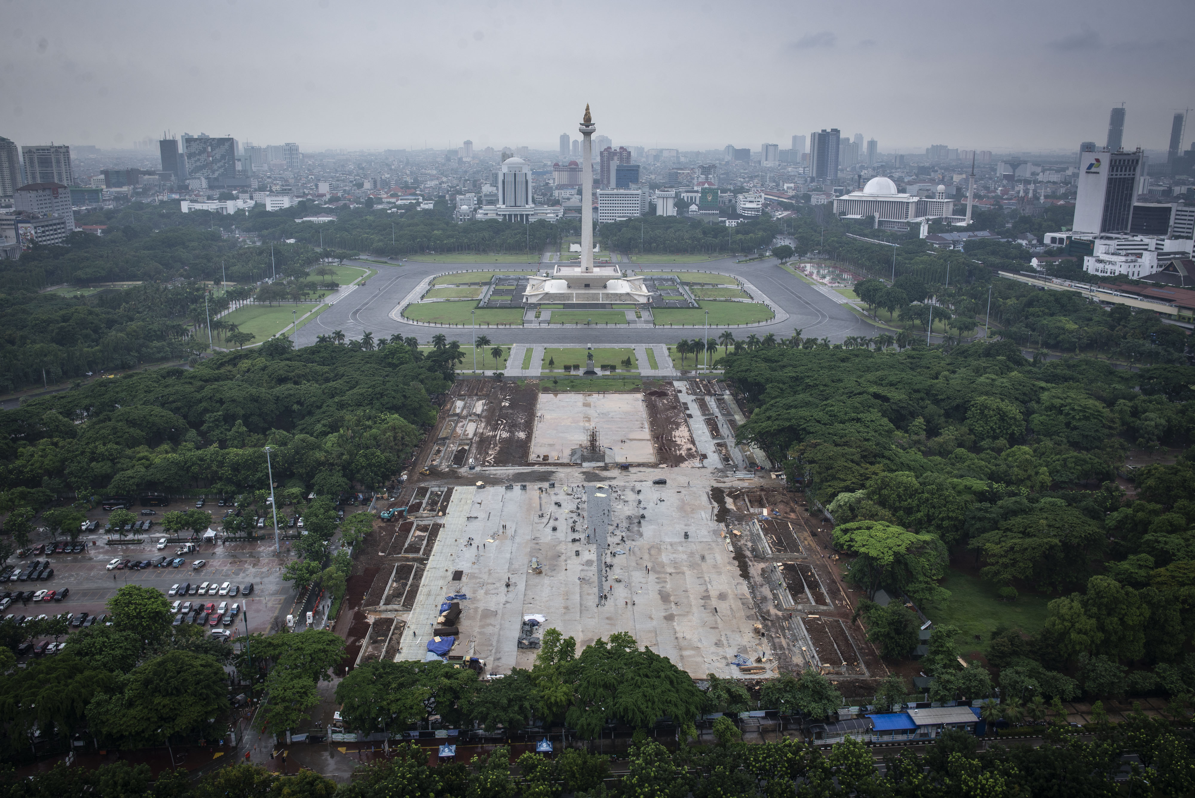 Suasana pembangunan Plaza Selatan Monumen Nasional (Monas) di Jakarta, Senin (20/1)