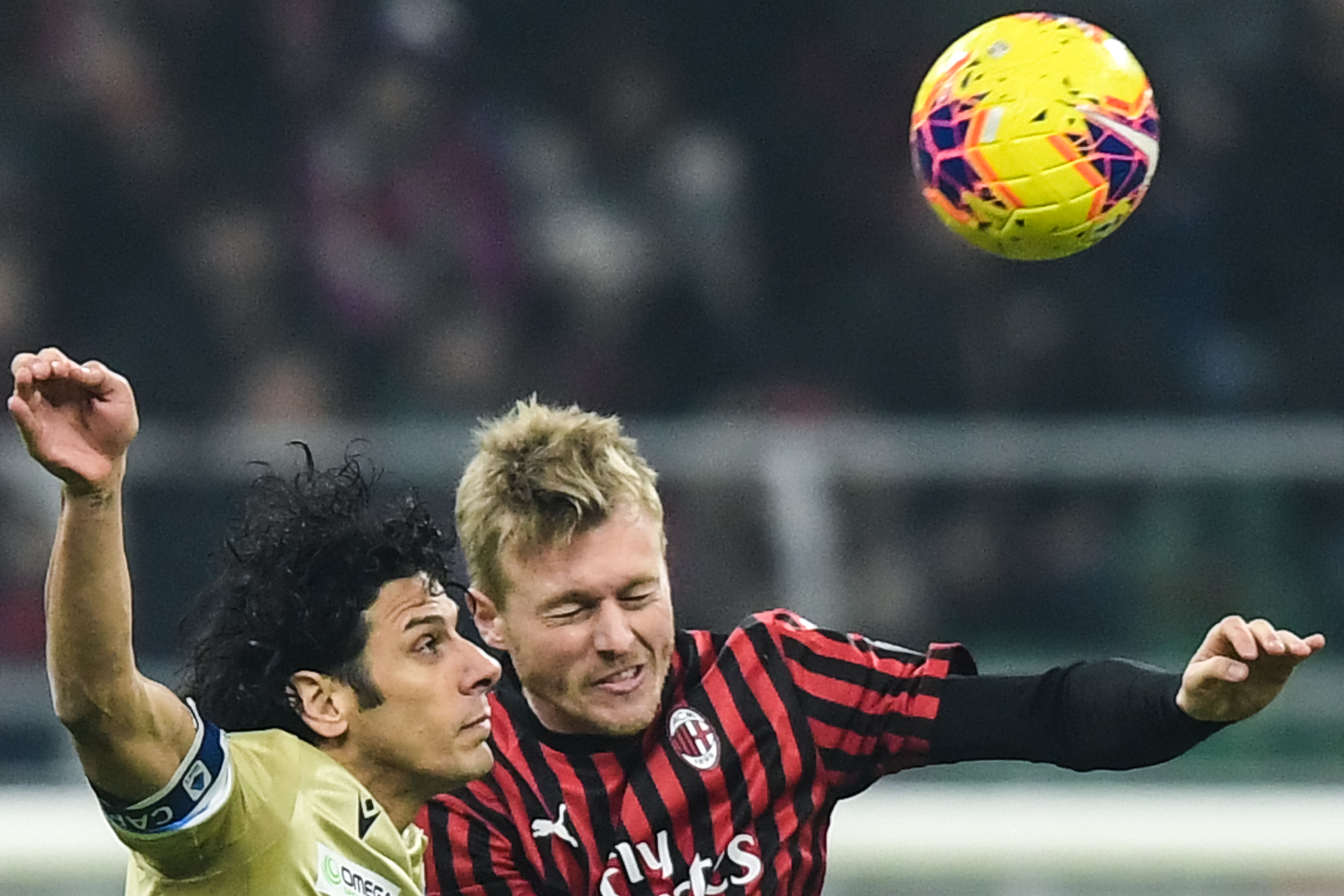 Bek AC Milan Simon Kjaer (kanan)