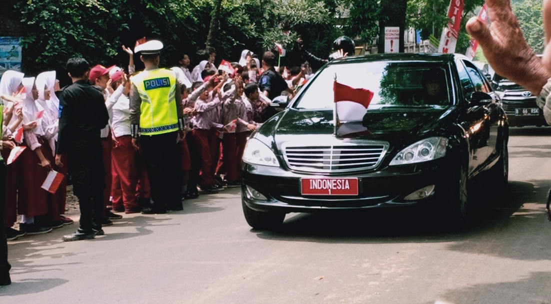 Siswa SD dan SMP menyambut kedatangan Presiden Jokowi di Cimahi, Jawa Barat