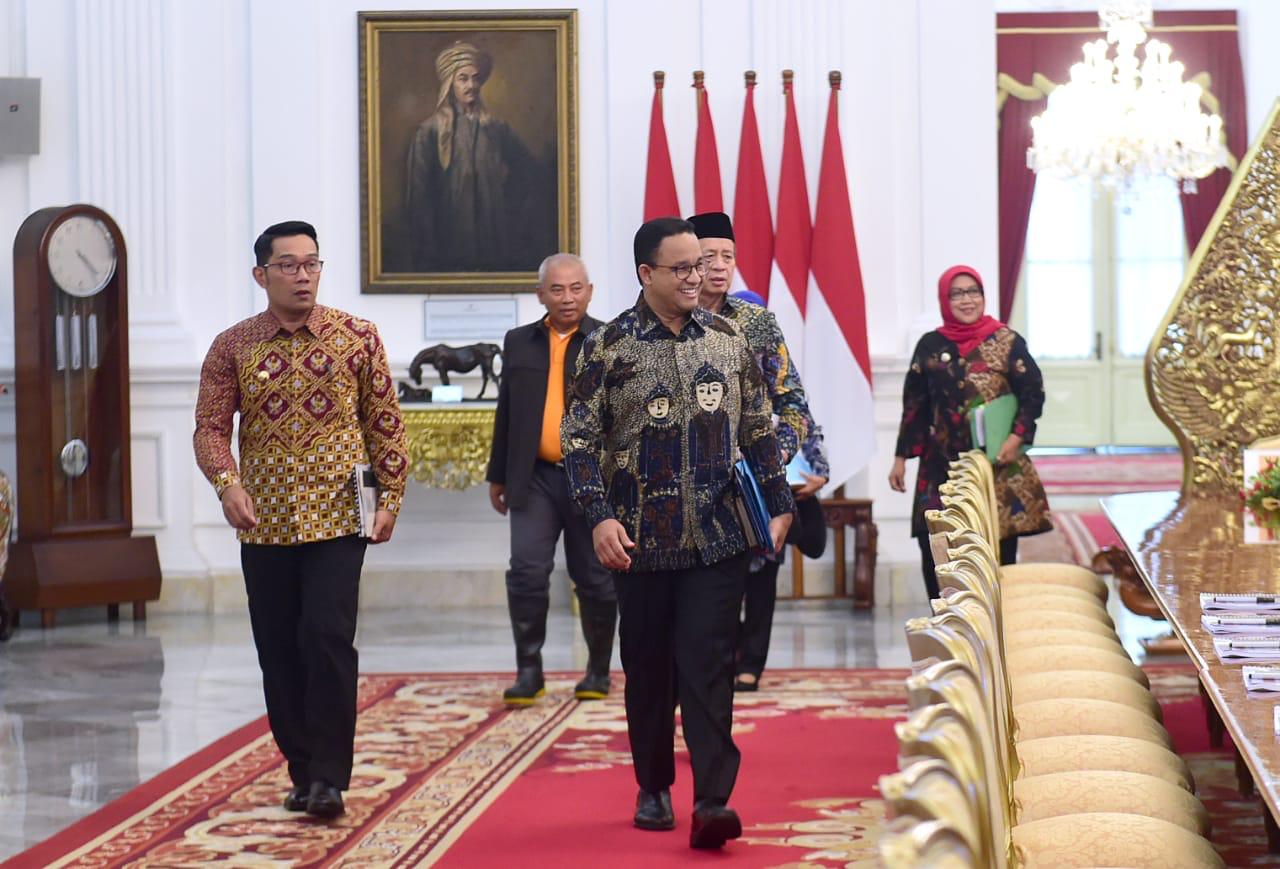 Wali Kota Bekasi Rahmat Effendi (kedua dari kiri) memenuhi panggilan Presiden Joko Widodo bersama beberapa kepala daerah lainnya, Rabu (8/1)