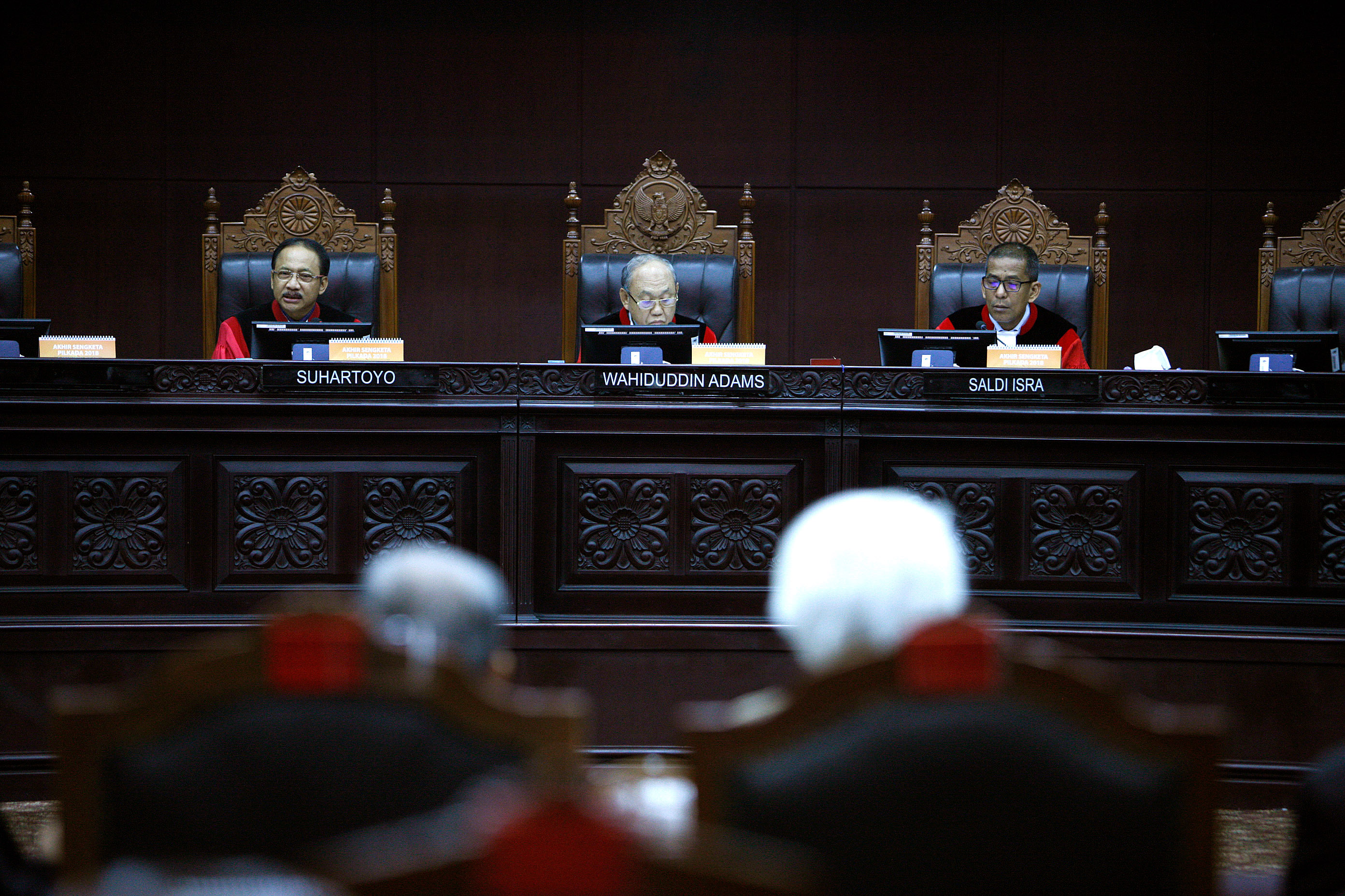 Hakim konstitusi Suhartoyo (kiri) didampingi Ketua majelis hakim konstitusi Wahiduddin Adams (tengah) dan hakim konstitusi Saldi Isra 
