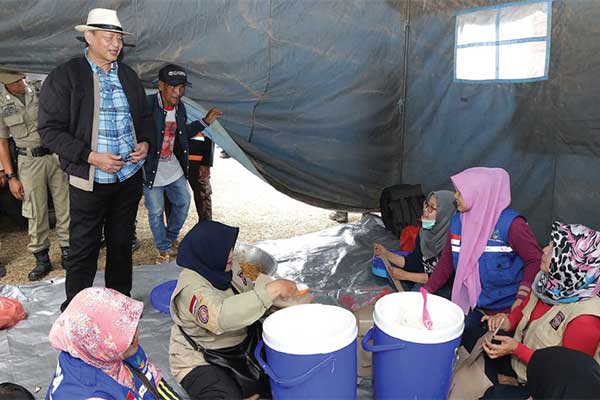 Gubernur Banten Wahidin Halim (kiri) mengunjungi tenda dapur umum di posko pengungsian di Sajira Kabupaten Lebak, Banten, kemarin