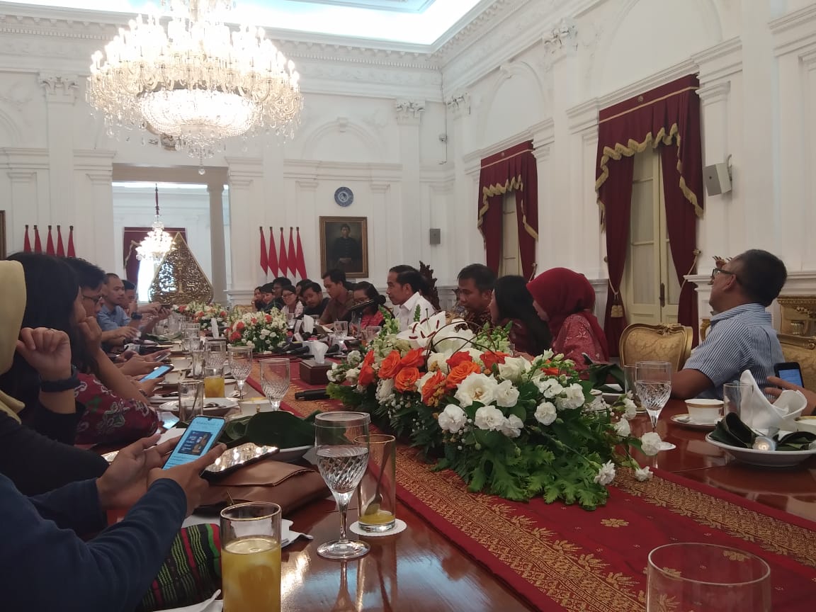 Presiden Joko Widodo berbincang dengan wartawan di Istana Merdeka, Jakarta, Jumat (17/1).